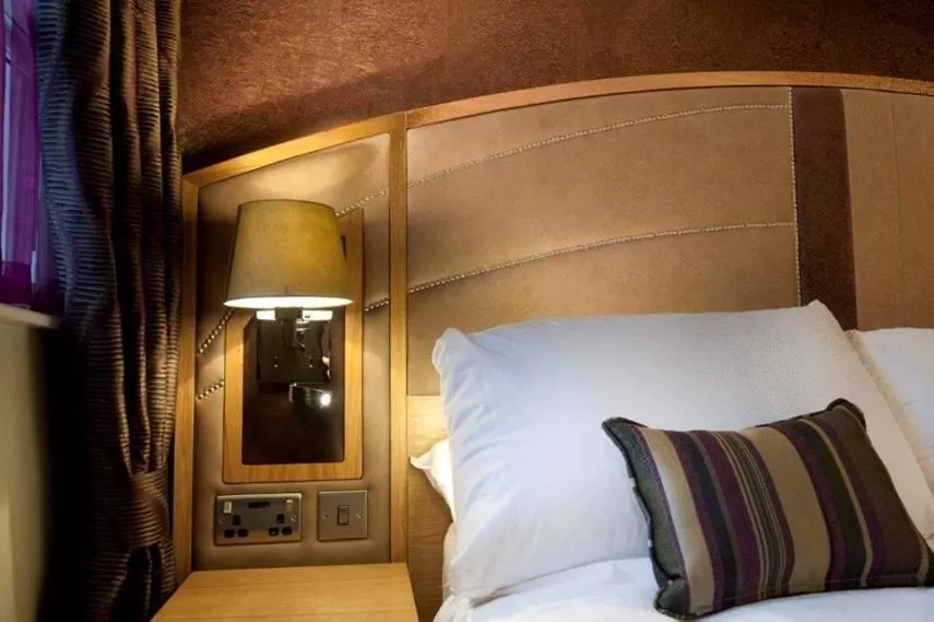 Shower, Bed in The Golden Lion Wetherspoon