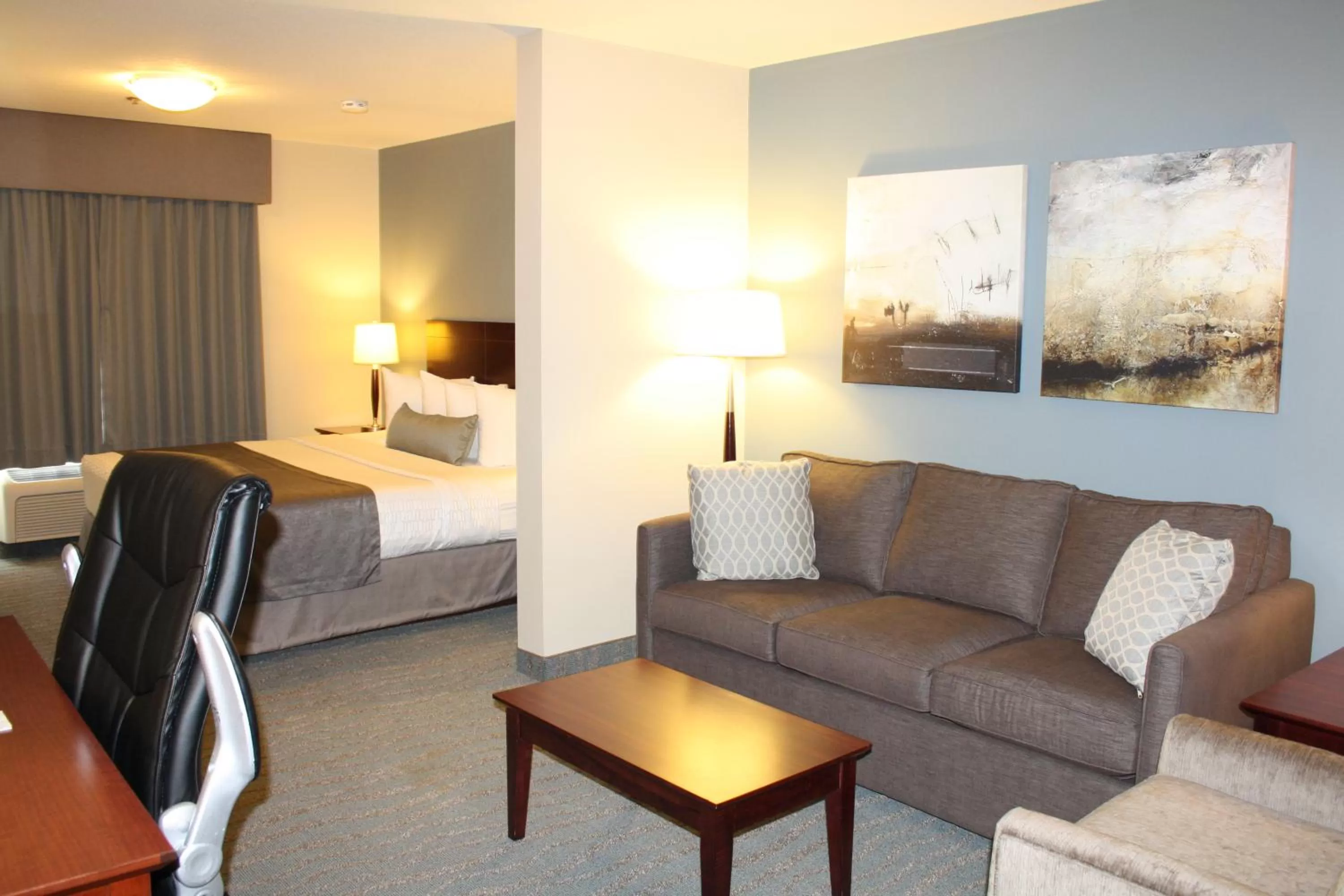 Living room, Bed in Best Western Rocky Mountain House Inn & Suites