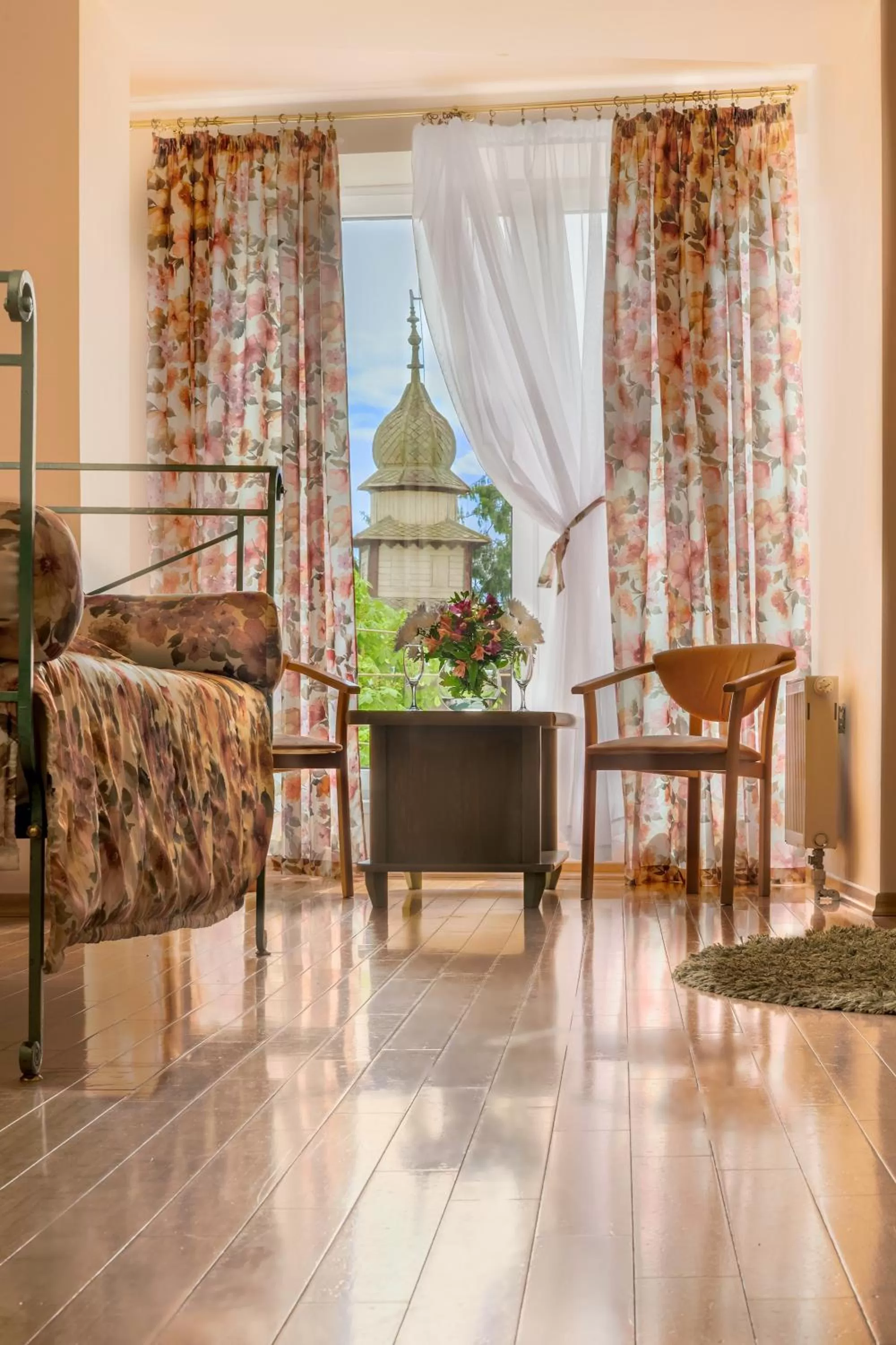 Photo of the whole room, Seating Area in Oscar