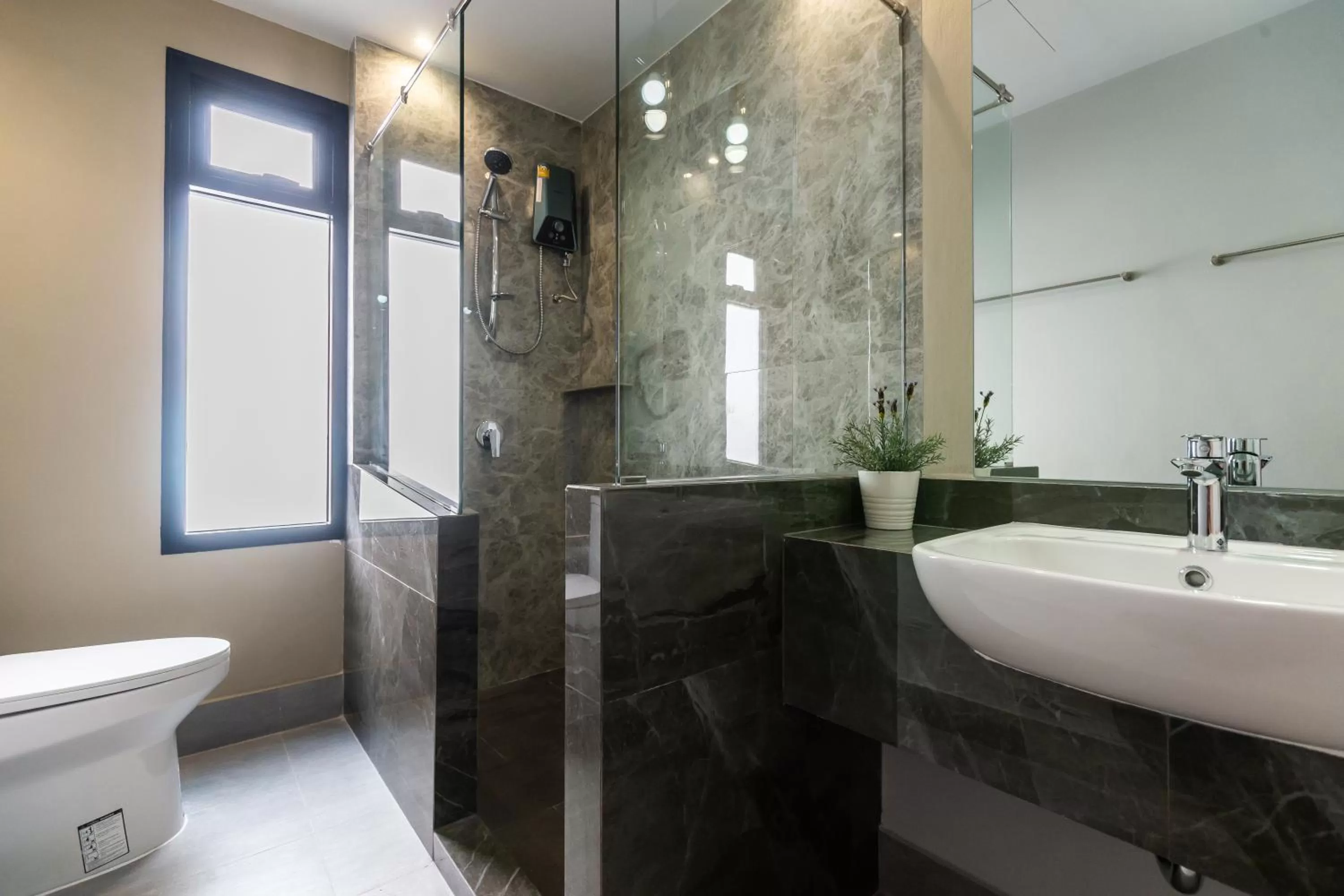 Bathroom in Hi Sotel Victory Monument