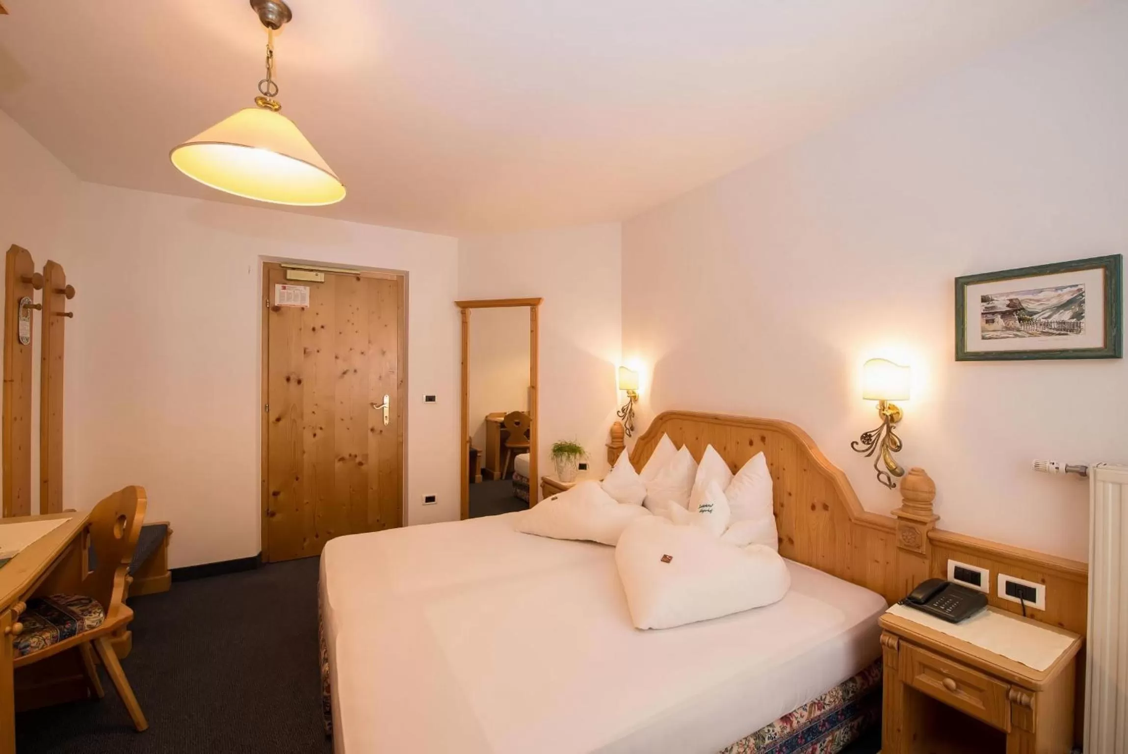 Photo of the whole room, Bed in Santeshotel