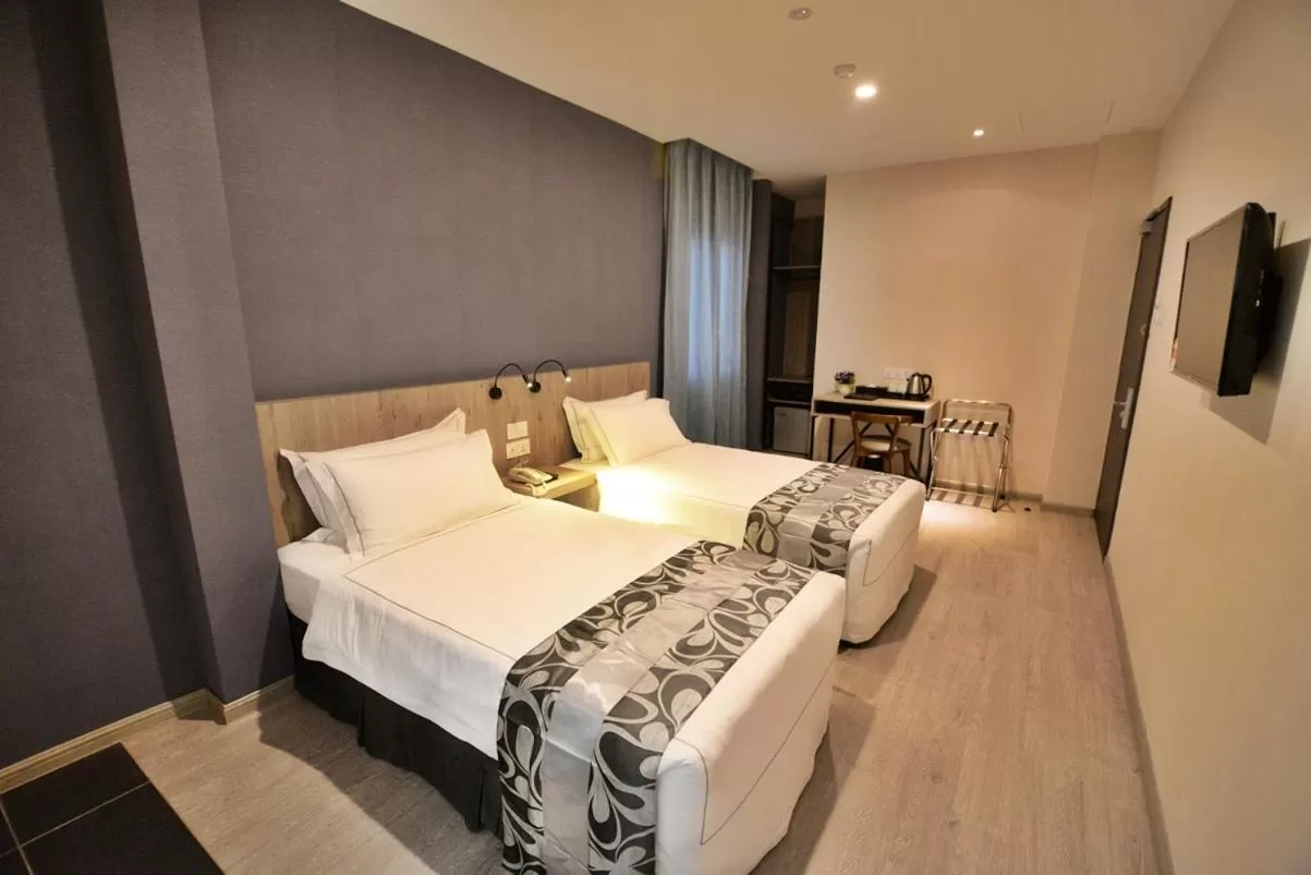 Bedroom, Bed in Diamond Inn