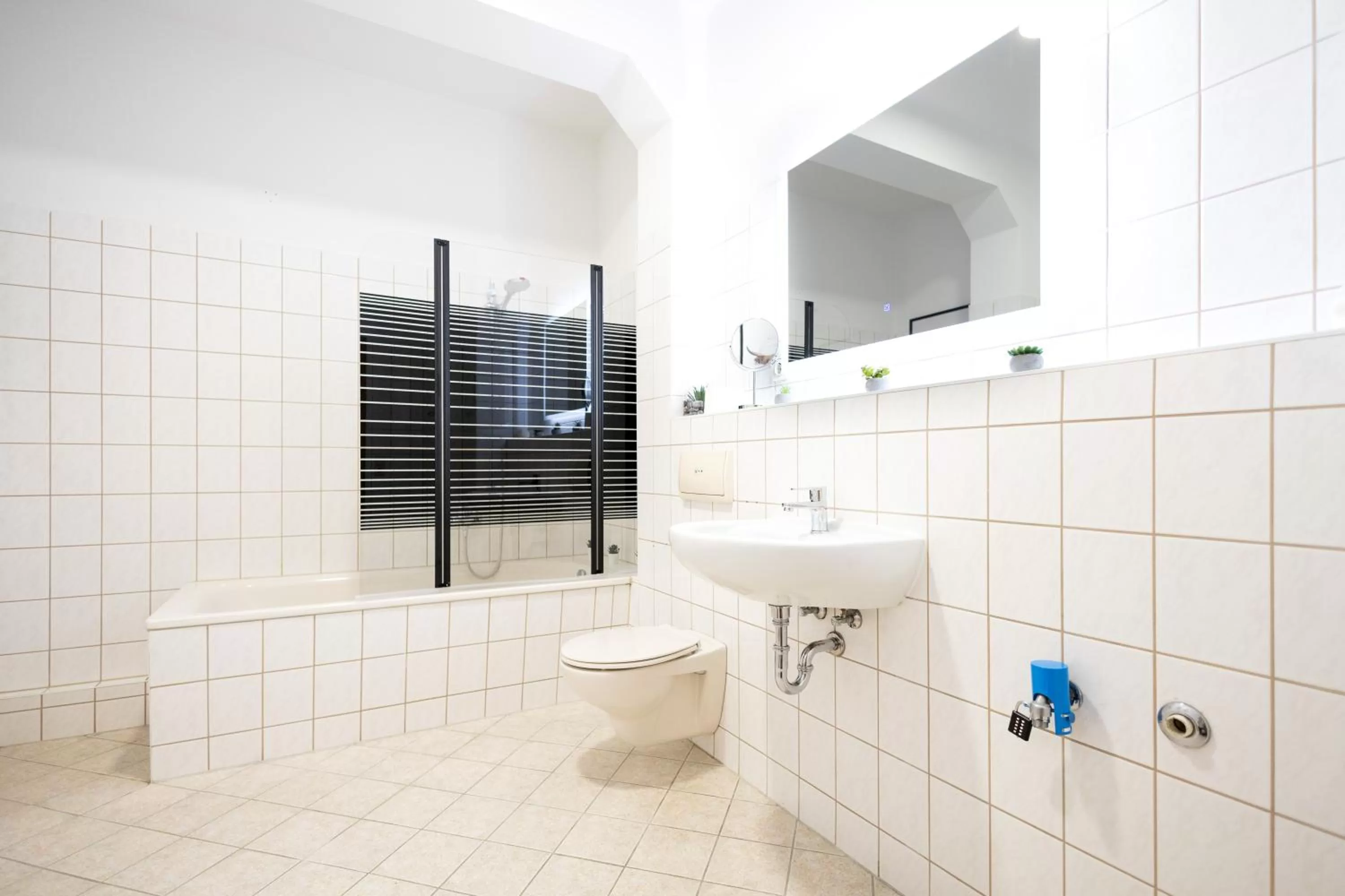 Bathroom in Ko-Living Space an der Oper - Street Art Design Apartments