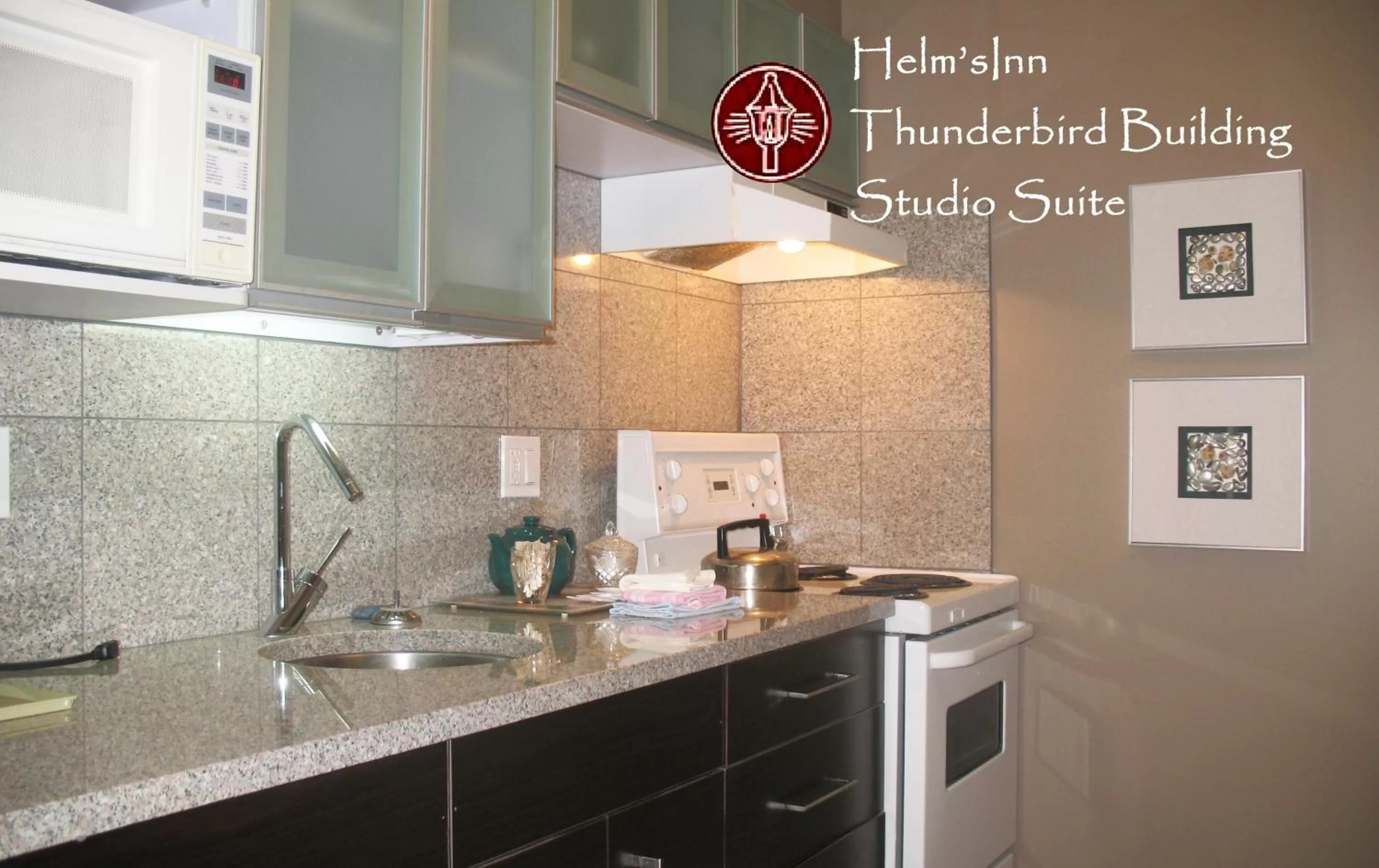 Kitchen or kitchenette in Helm's Inn