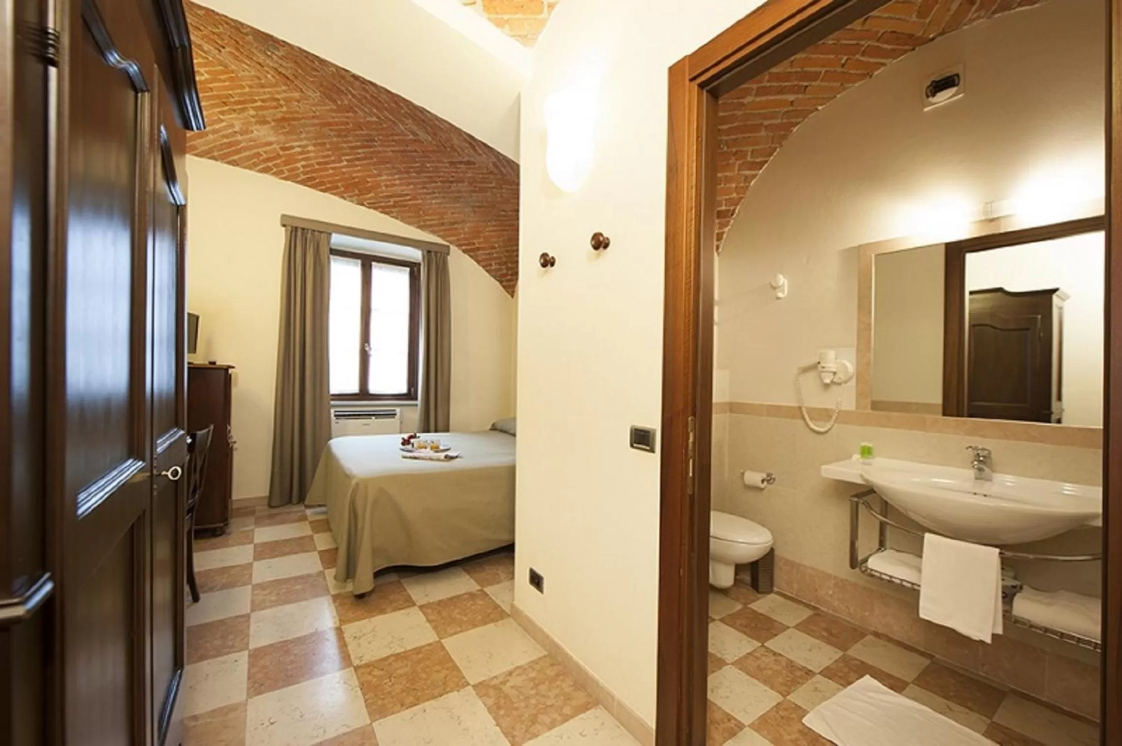 Bed in Albergo La Corte Albertina