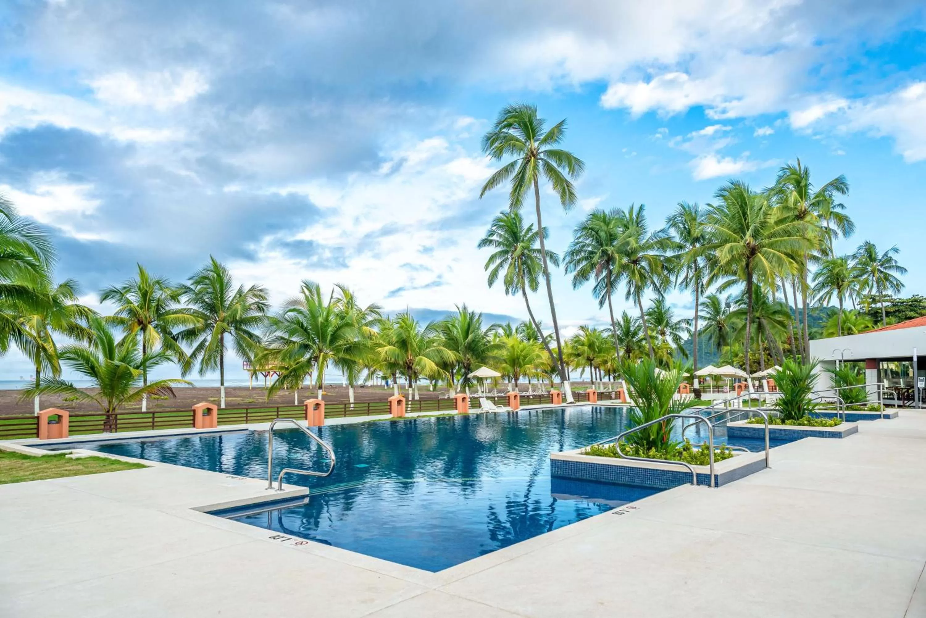 Pool view in Best Western Jaco Beach All Inclusive Resort