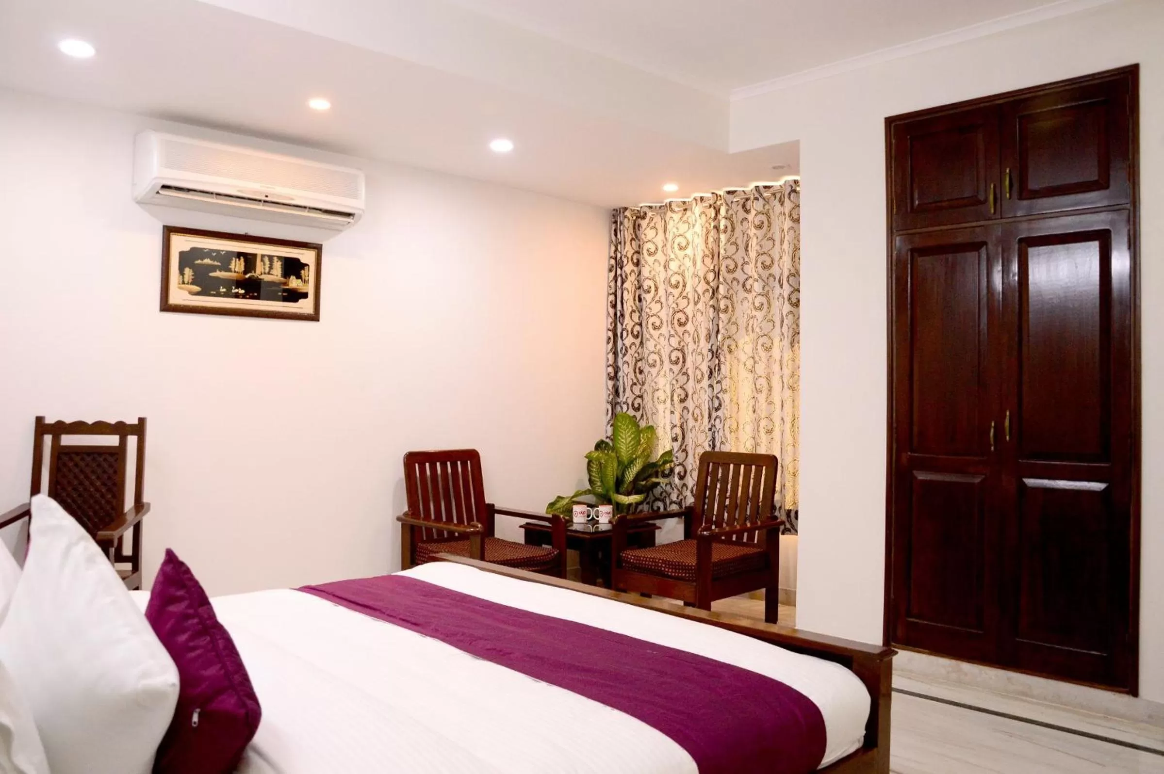 Bedroom, Bed in Hotel Sukhvilas