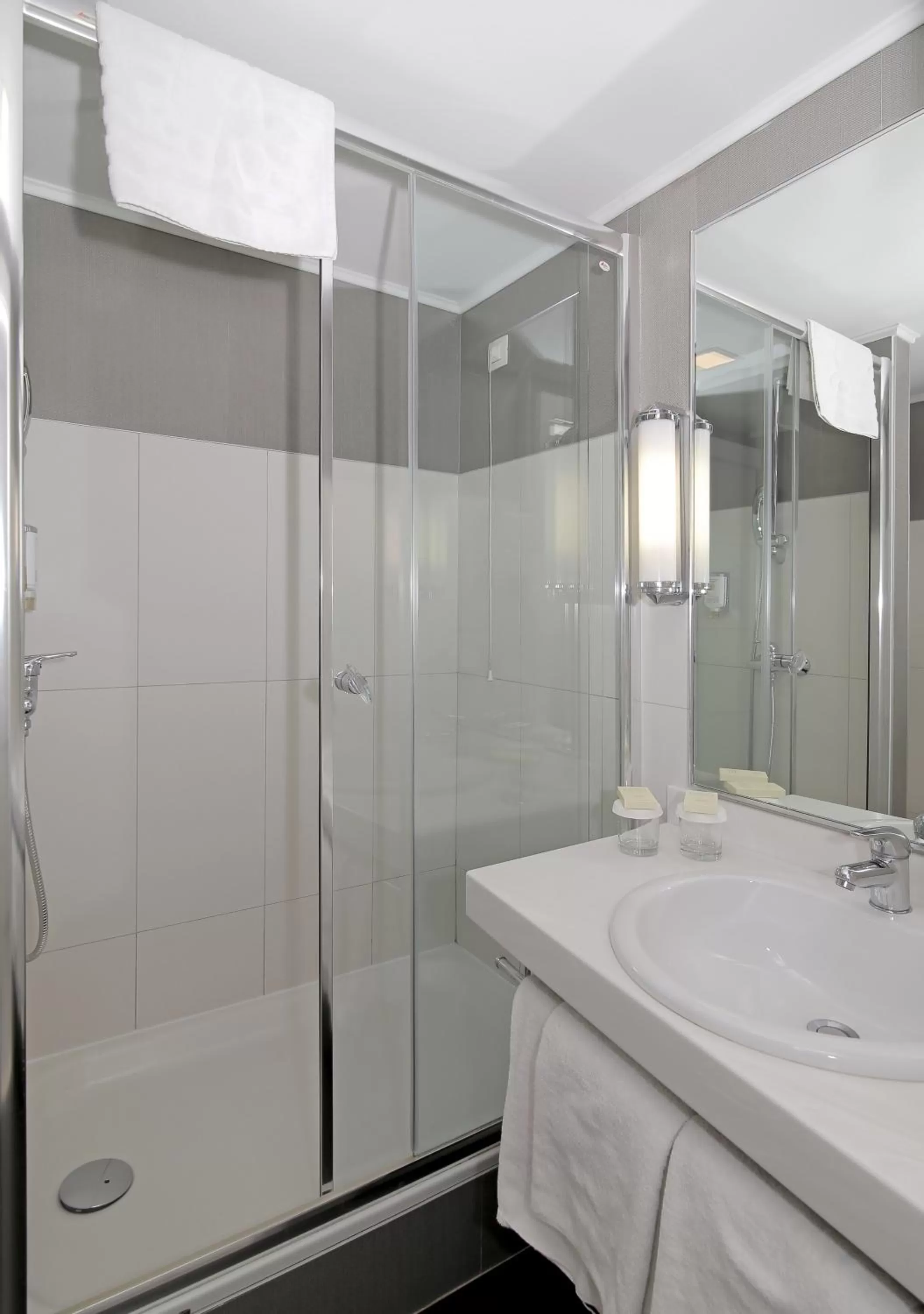 Shower in Hotel Lero