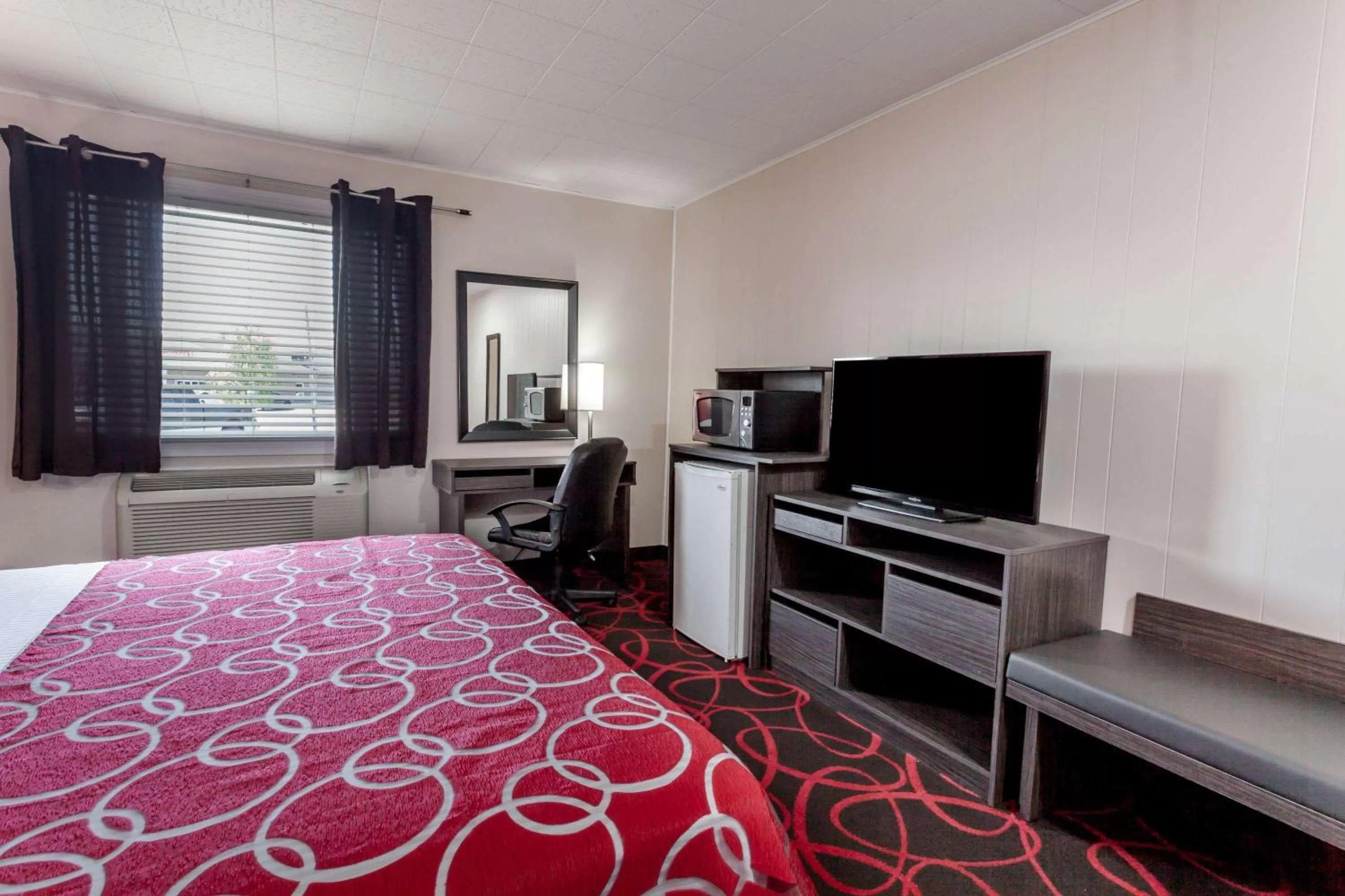 Photo of the whole room, Bed in Super 8 by Wyndham Kirkland Lake