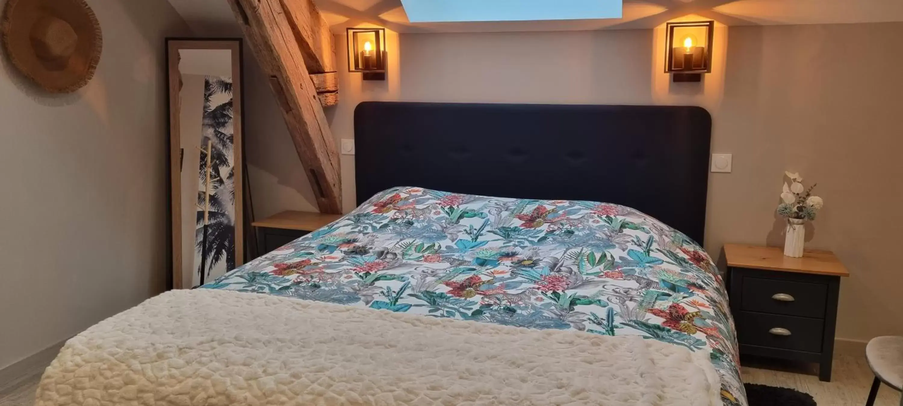 Double Room with Private Bathroom in Au Nid des Champs, Agréable chambre d'hôtes avec jacuzzi sur demande, proche de Chartres Double Room with Private Bathroom in Au Nid des Champs, Agréable chambre d'hôtes avec jacuzzi sur demande, proche de Chartres