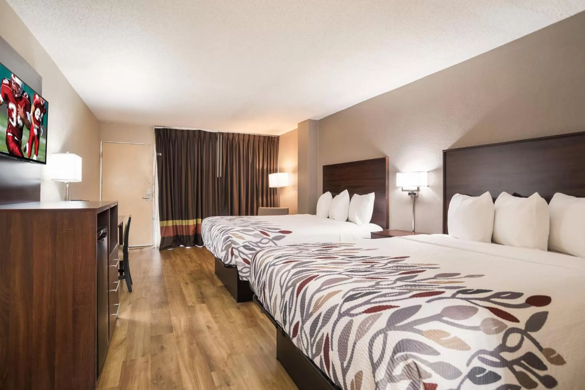 Photo of the whole room, Bed in Red Roof Inn Baltimore South Glen Burnie