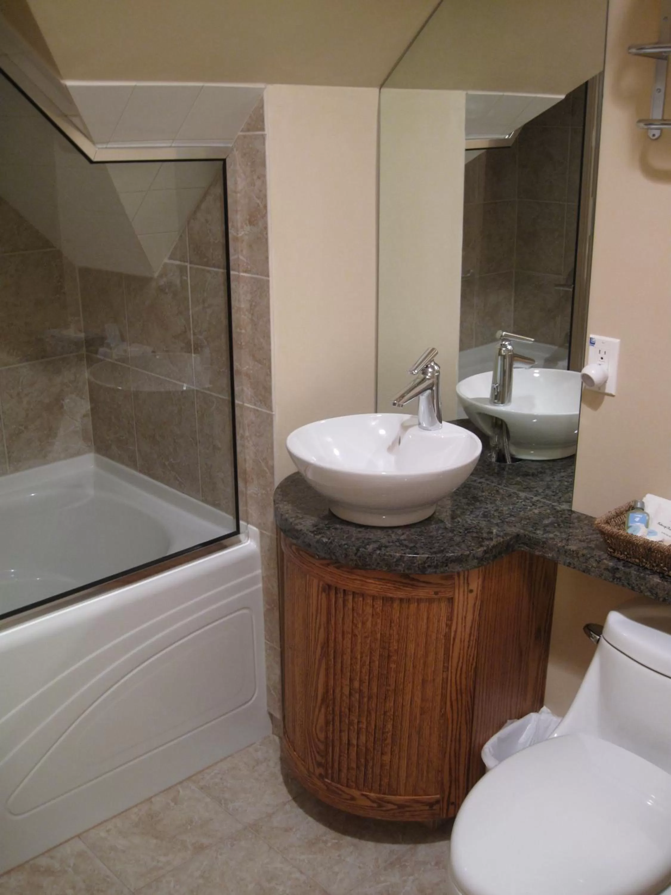 Queen Suite in Genelle House B&B Guest House