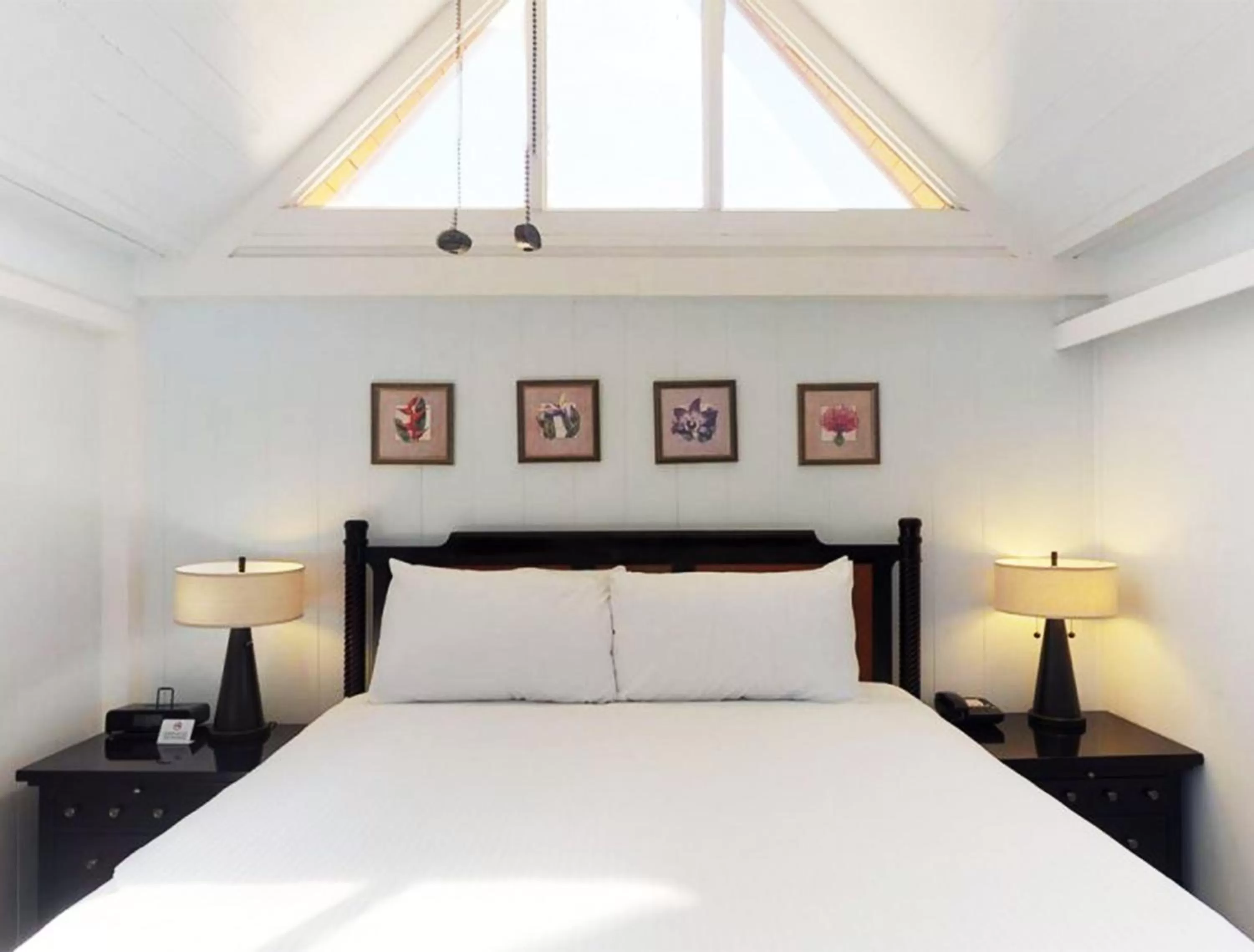 Bed in Hotel Moloka'i