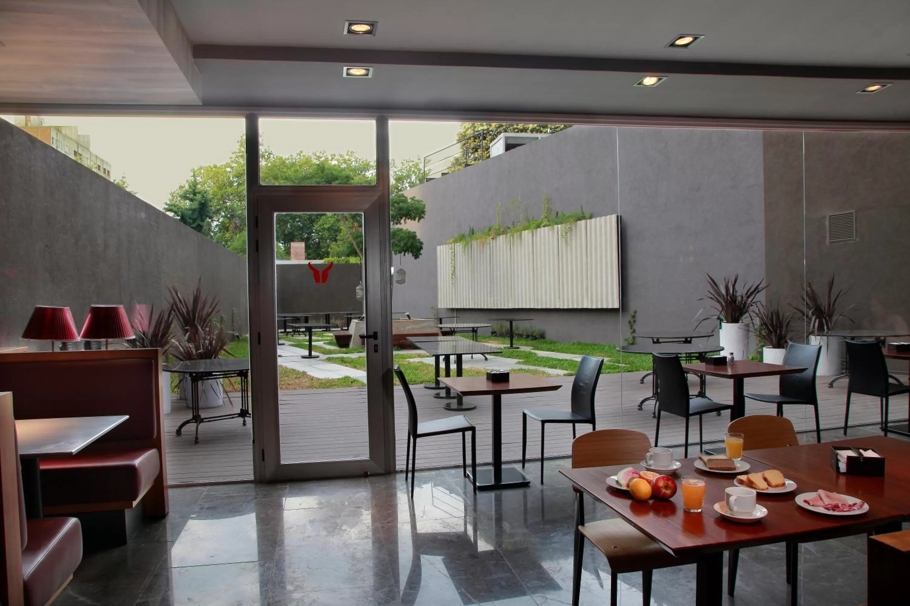 Restaurant/places to eat in Dazzler by Wyndham Montevideo