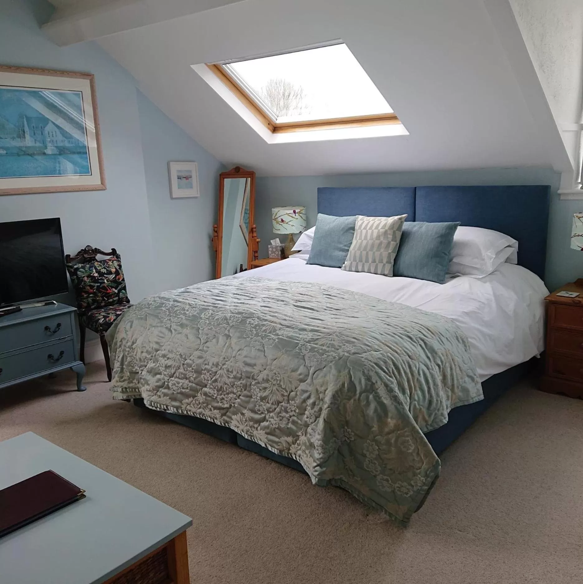 Photo of the whole room, Bed in Barnabas House