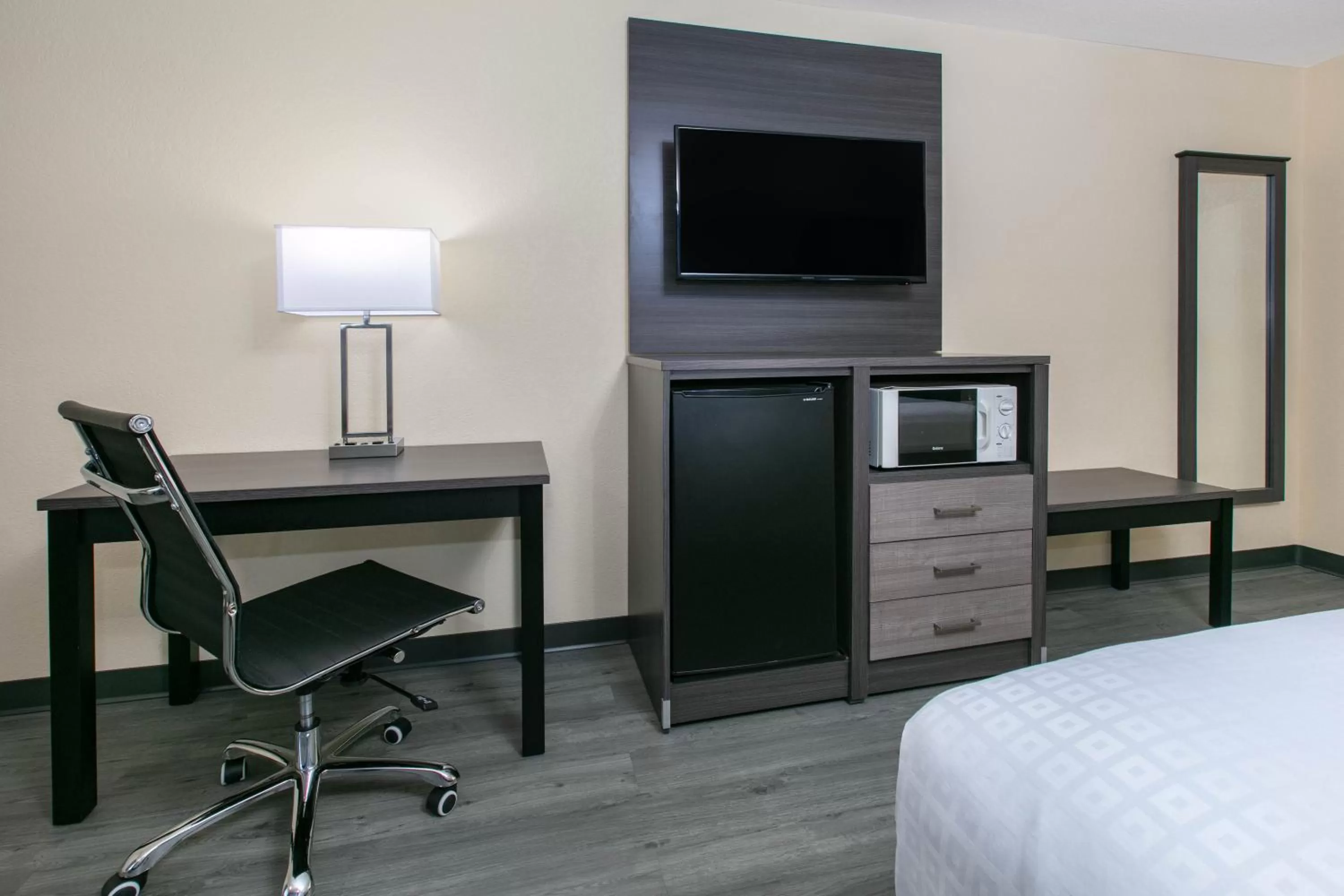 TV and multimedia, Bed in Days Inn by Wyndham Waco Near Downtown University
