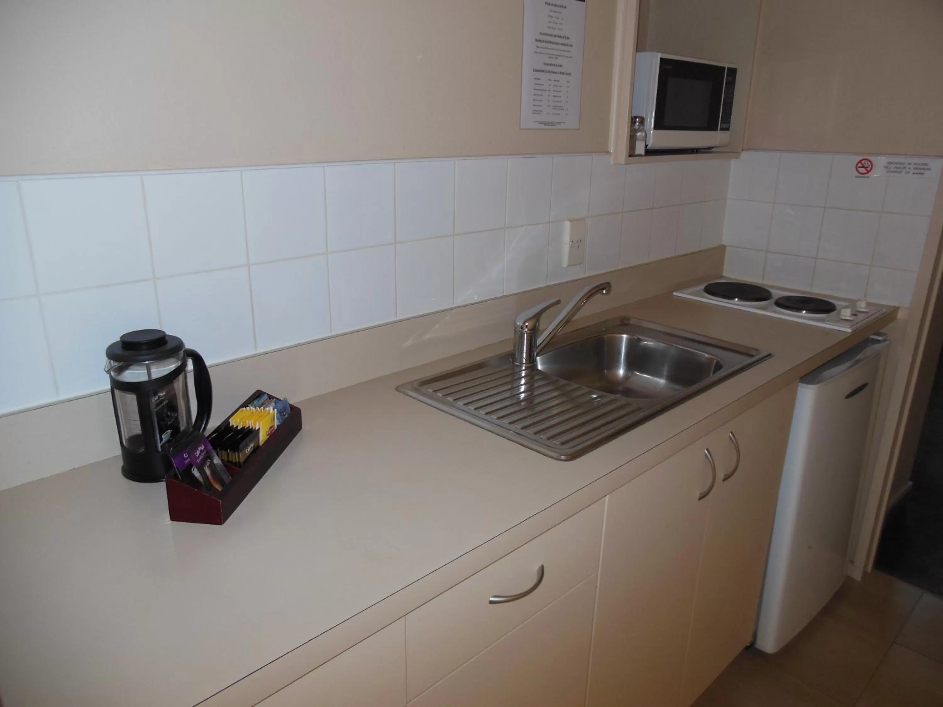 Kitchen or kitchenette in ASURE Camelot Arms Motor Lodge