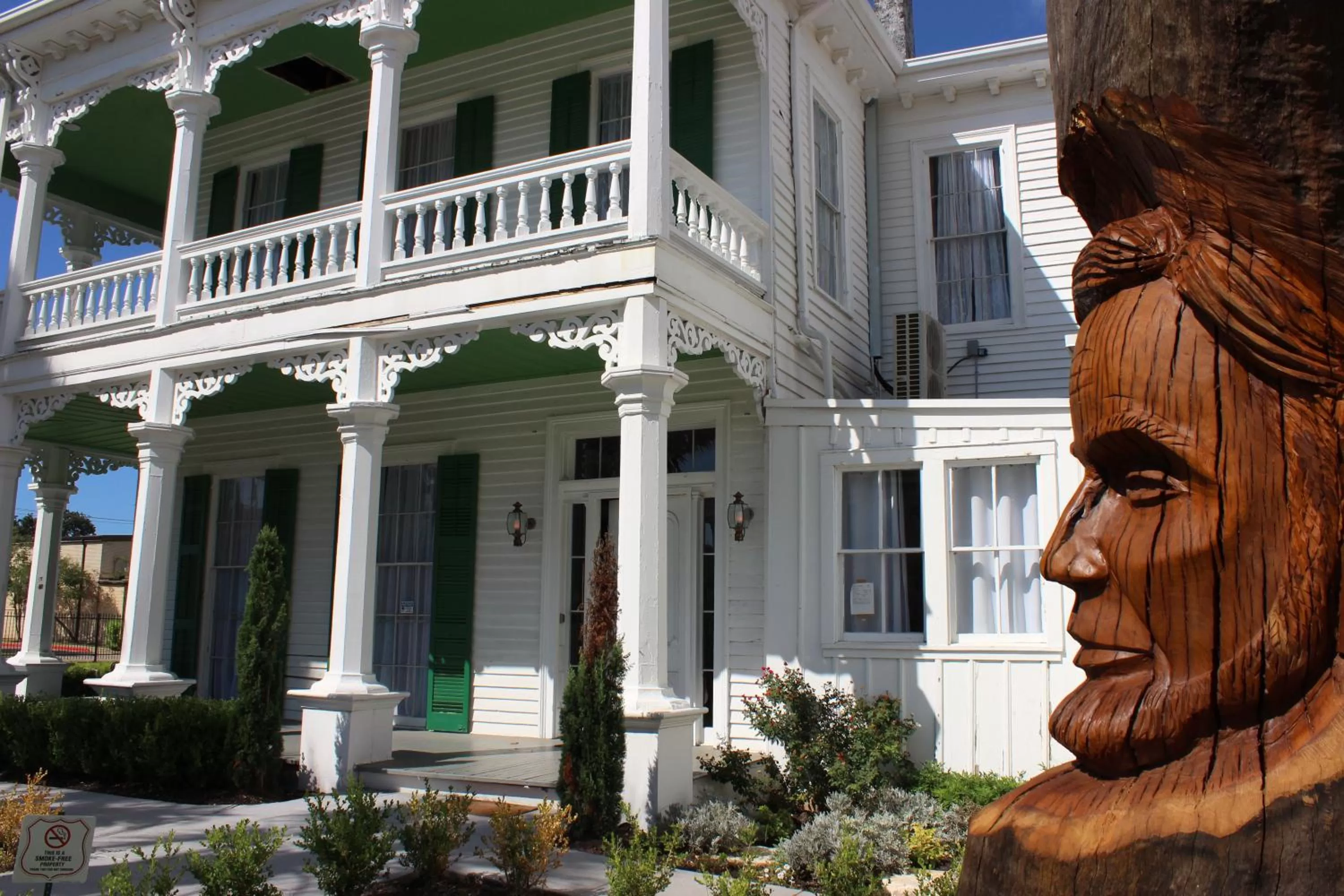 Facade/entrance in The George Manor