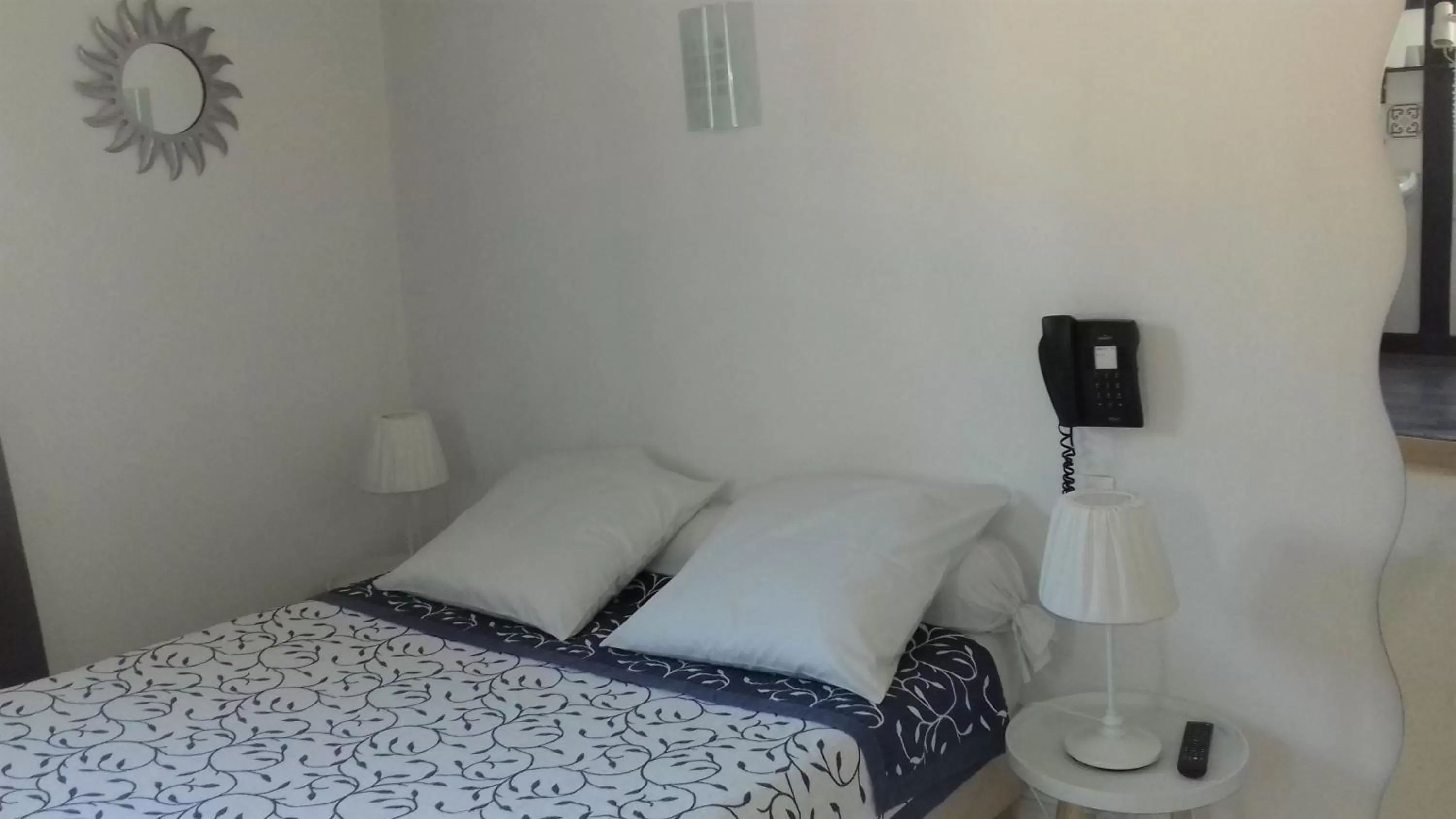 Photo of the whole room, Bed in Le palais, hôtel - restaurant