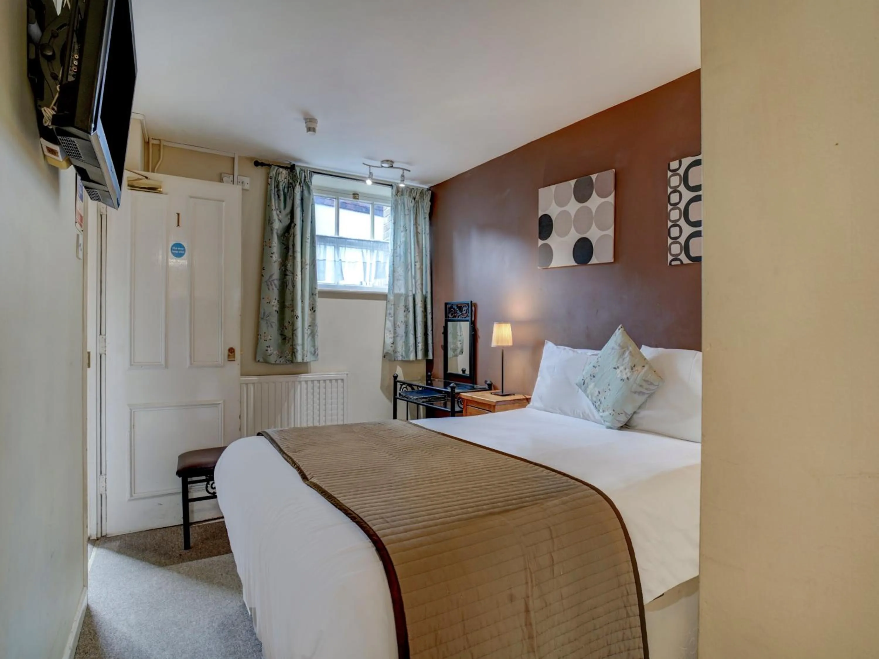 Bedroom, Bed in George & Dragon Inn