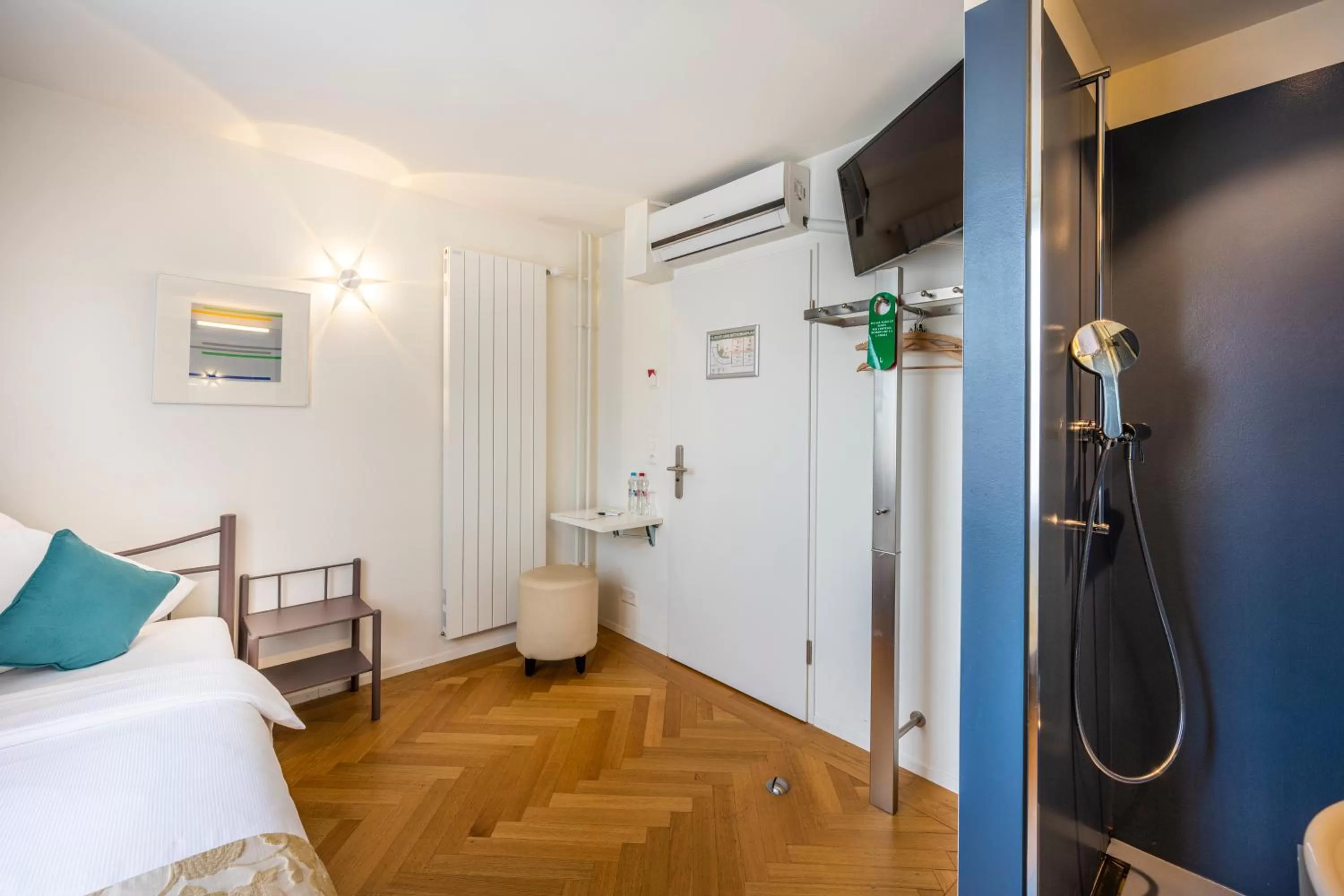 TV and multimedia, Bed in Hotel Oltnerhof - Self Check in