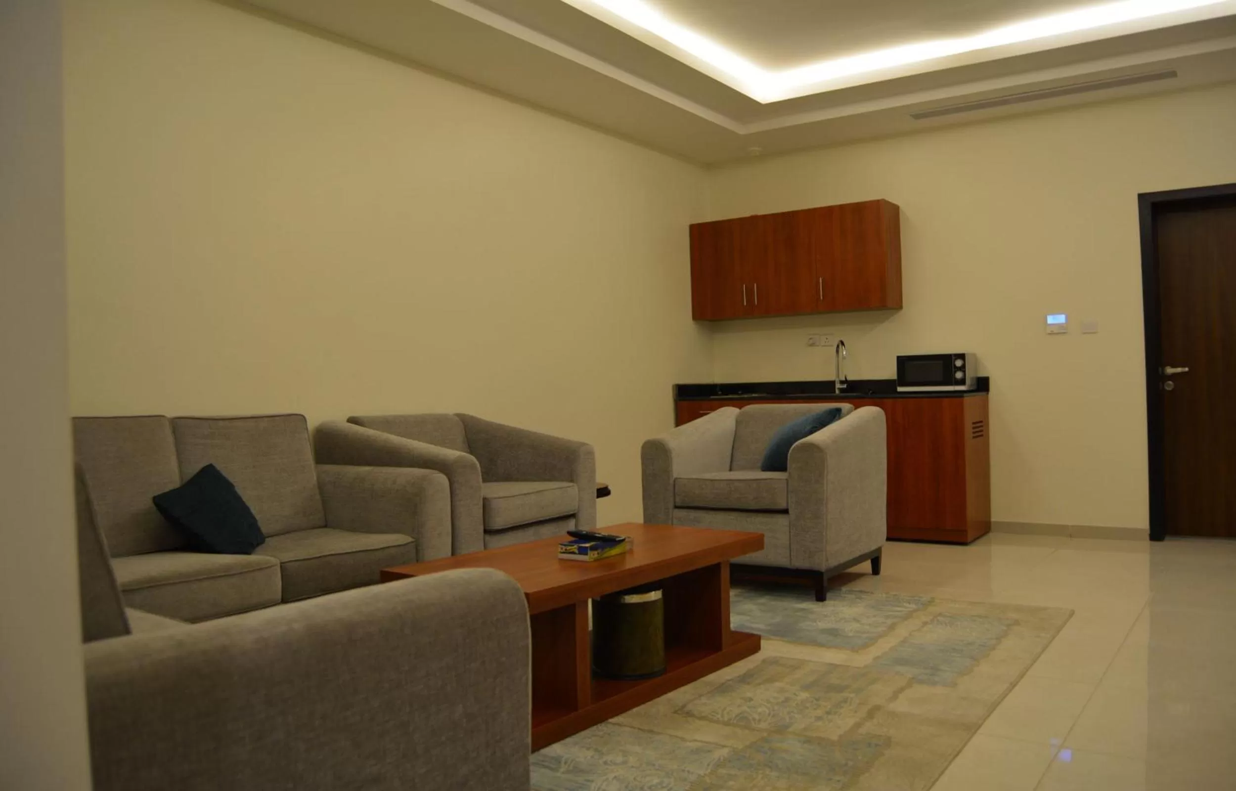 Communal lounge/ TV room in Rama Yanbu Hotel-Suite