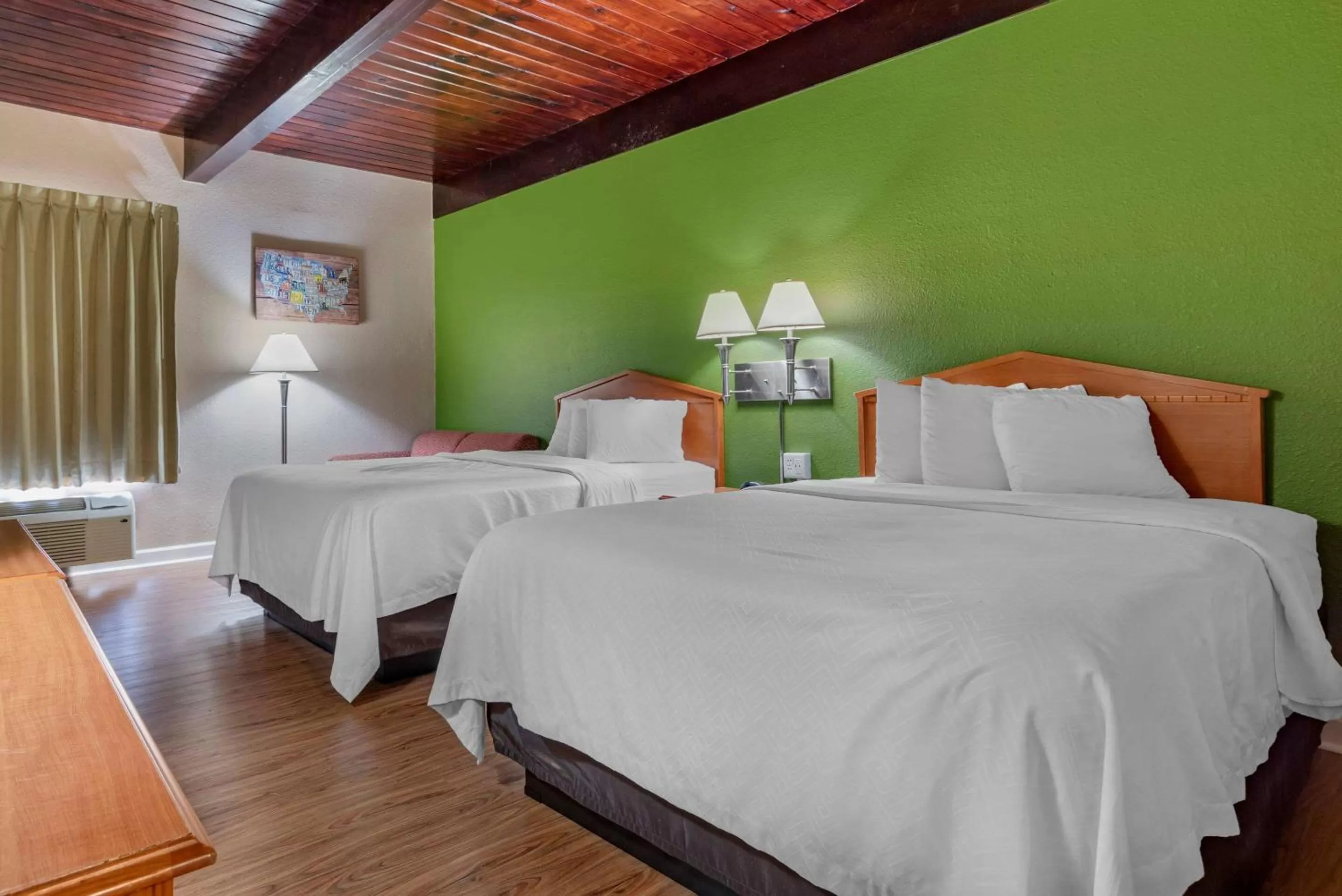 Photo of the whole room, Bed in Econo Lodge Tallahassee Downtown - University