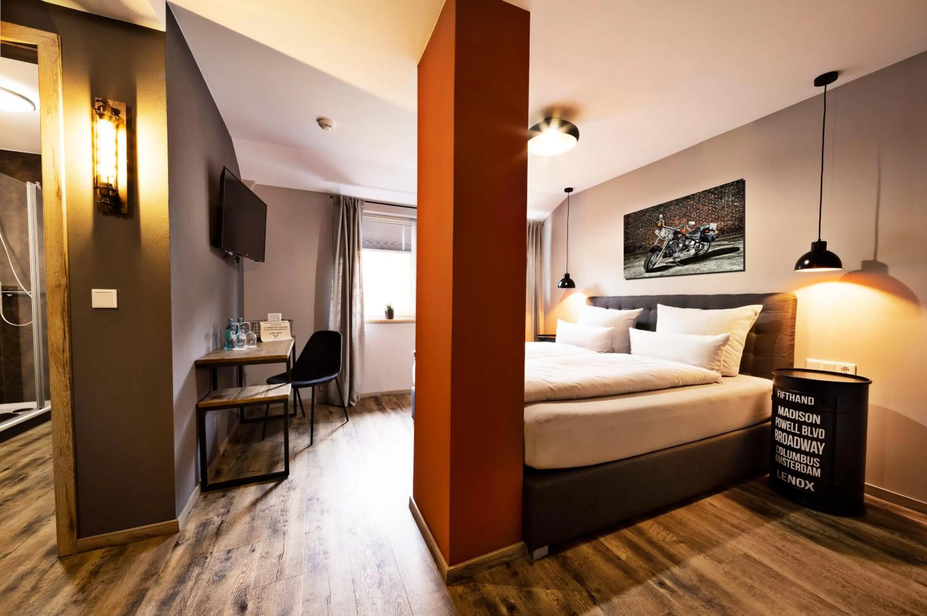 Photo of the whole room, Bed in Die Sperre