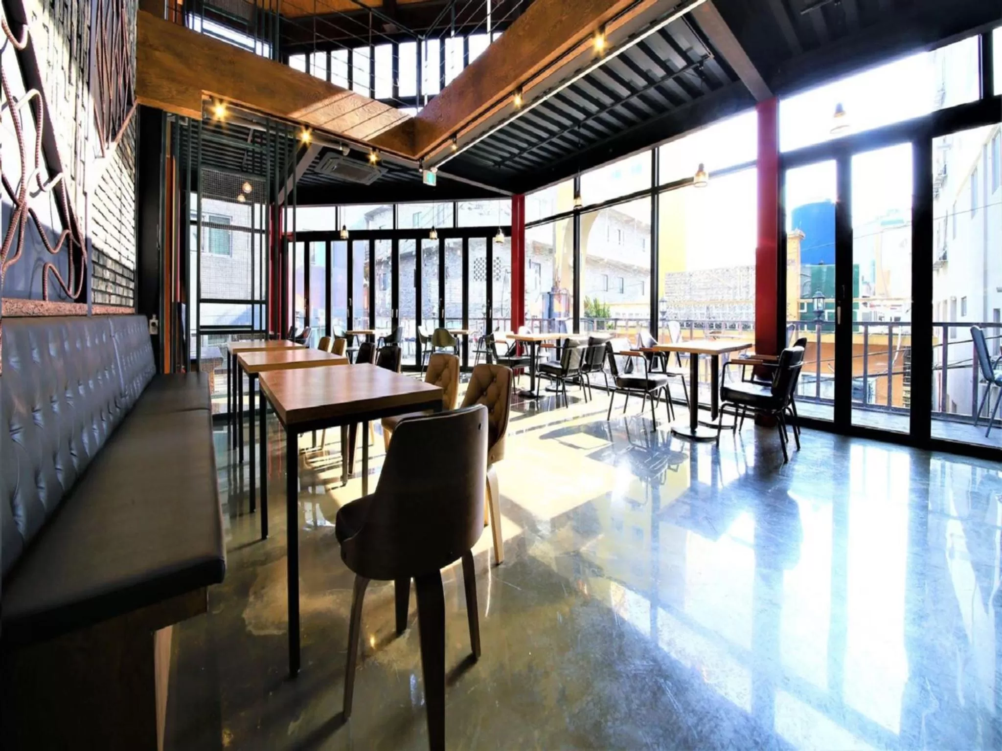 Restaurant/places to eat in Elysee Hotel