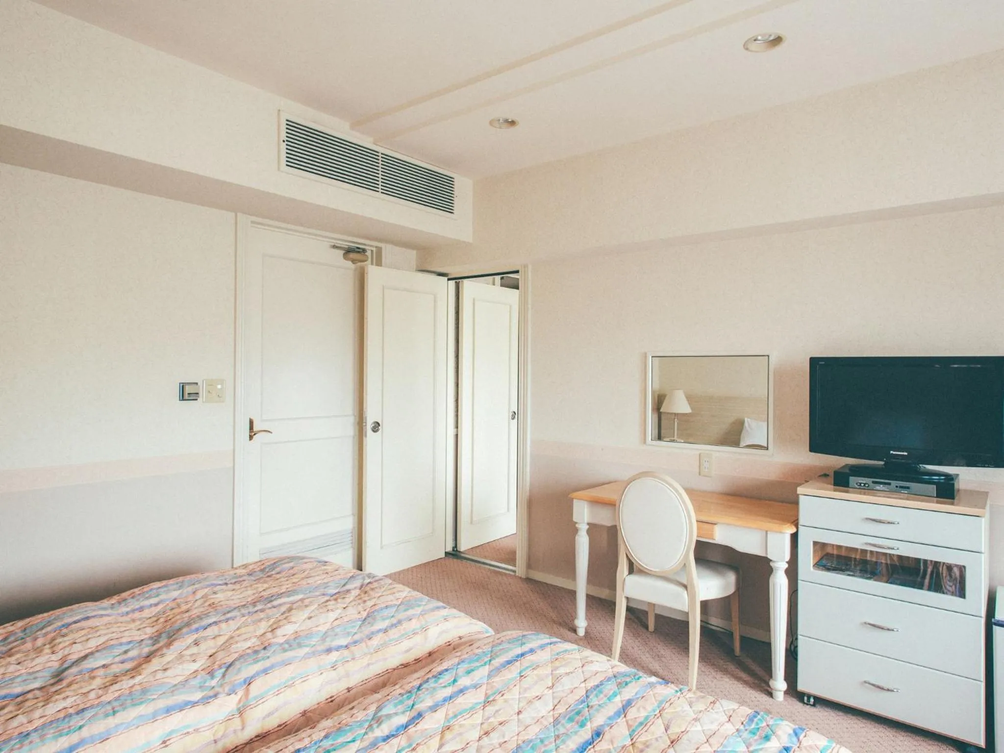 Photo of the whole room, Bed in Kanazawa Kokusai Hotel