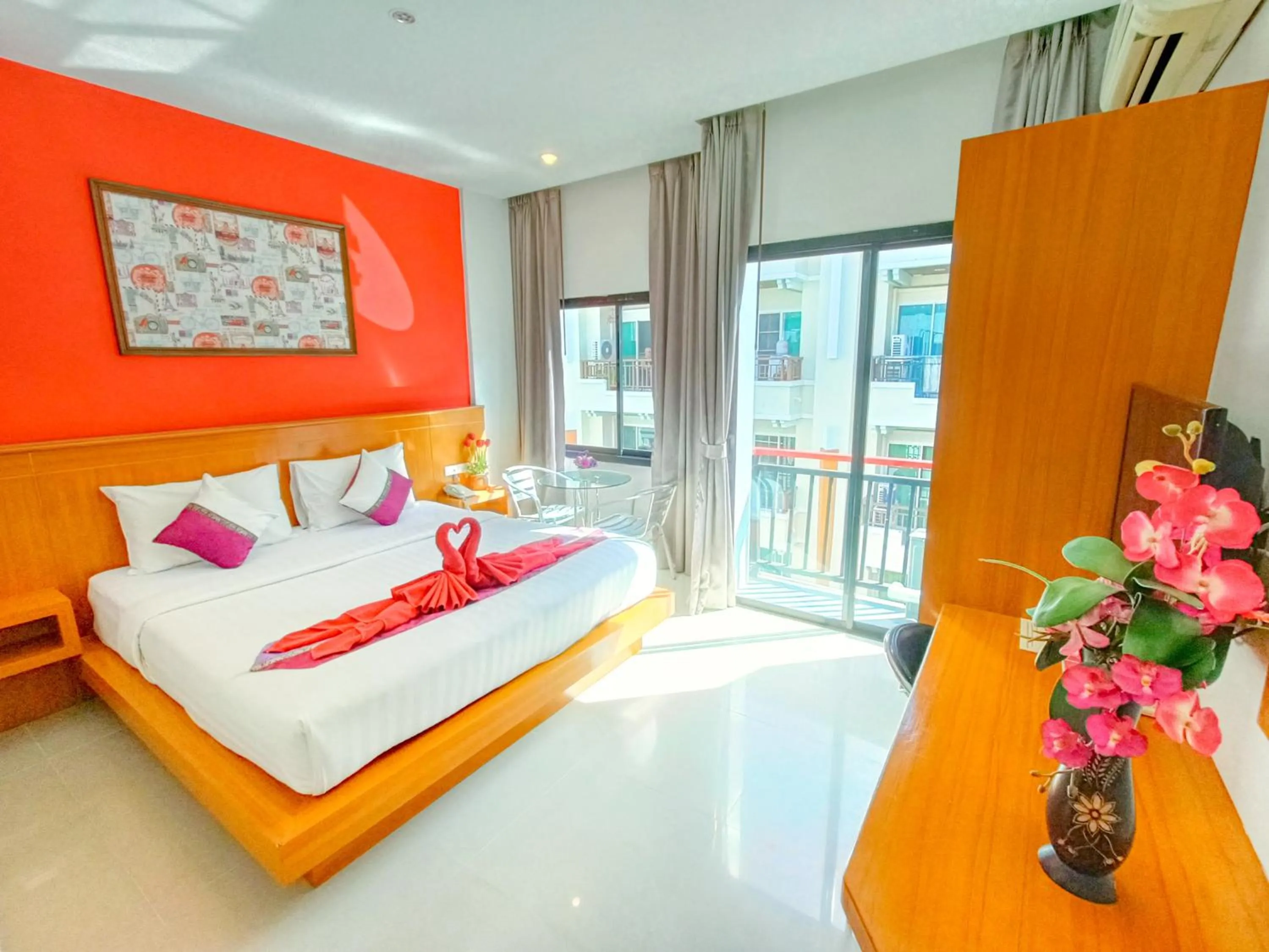Photo of the whole room, Bed in PJ Patong Resortel