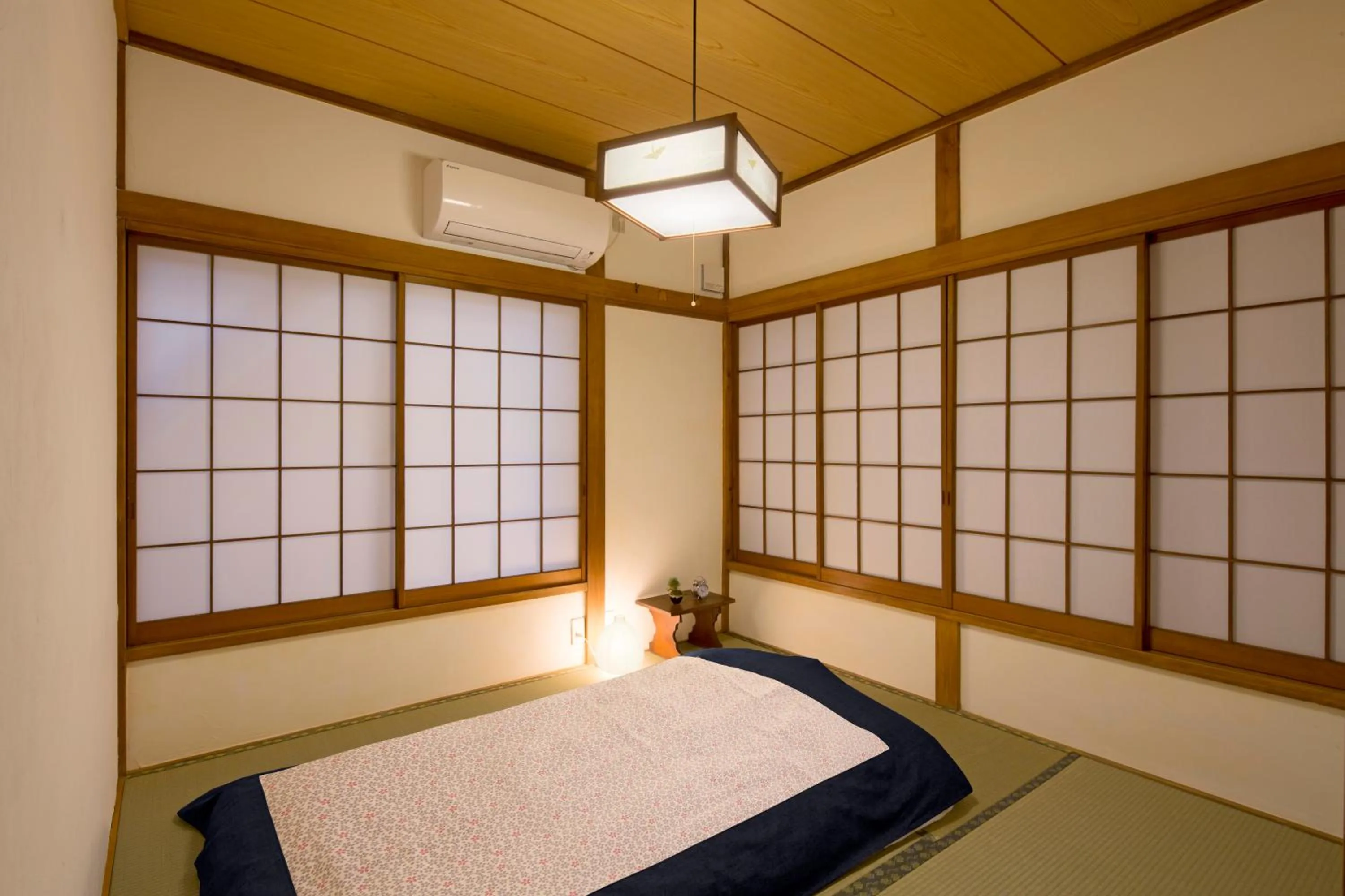 Photo of the whole room, Bed in Sheena To Ippei