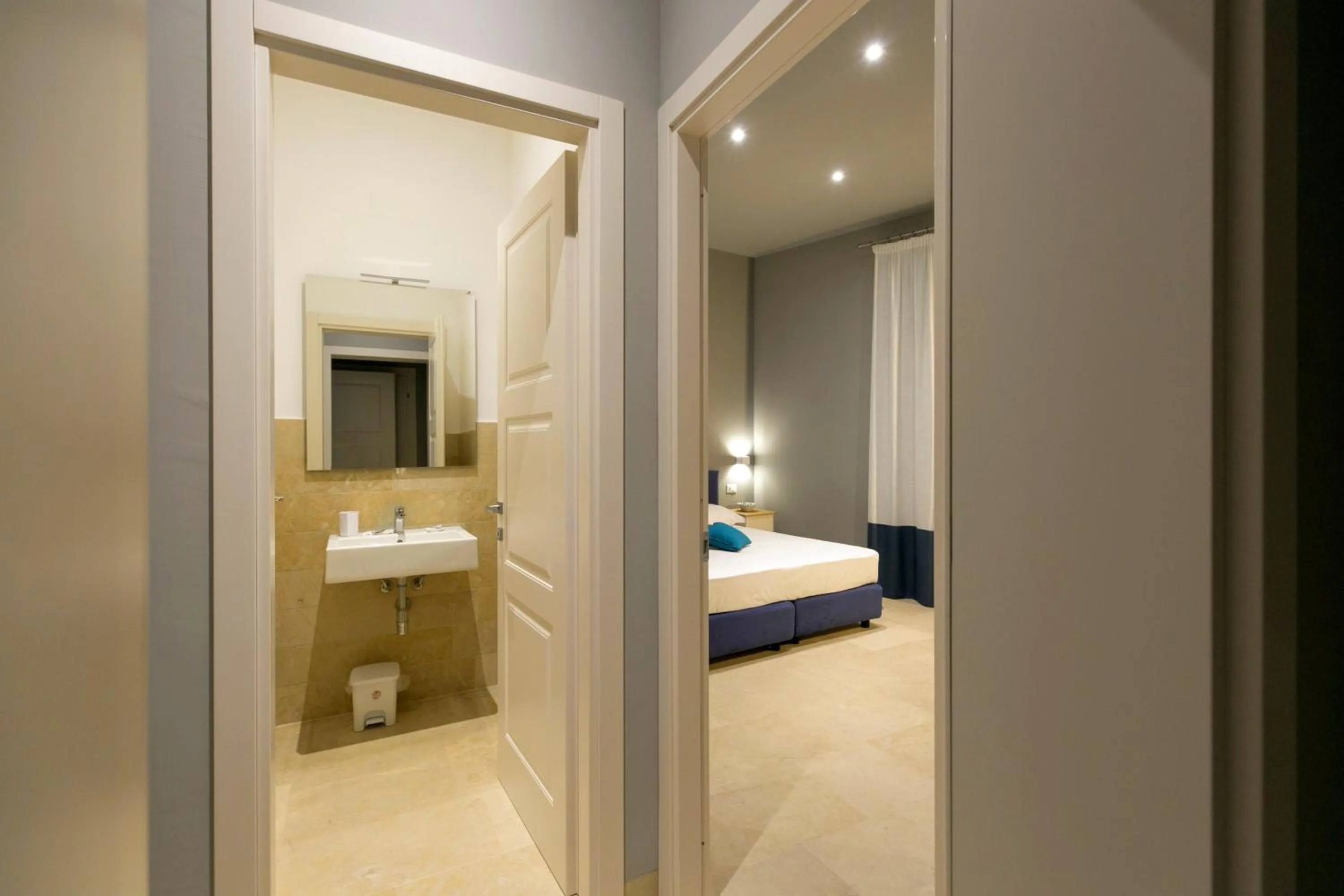 Bathroom, Bed in ZIBIBBO SUITES & ROOMS - Aparthotel in Centro Storico a Trapani