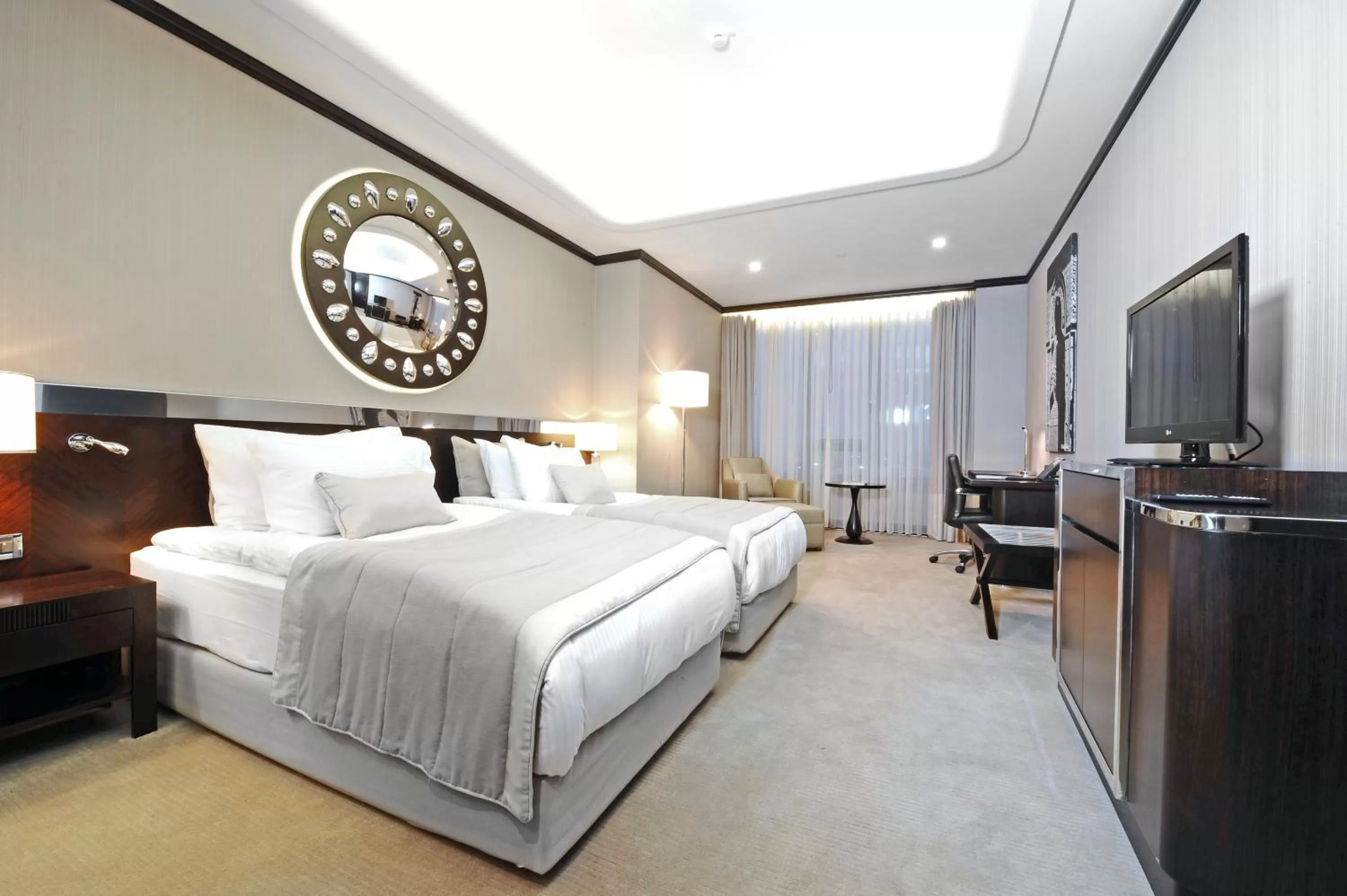 Photo of the whole room, Bed in Crowne Plaza Bursa Convention Center & Thermal Spa by IHG