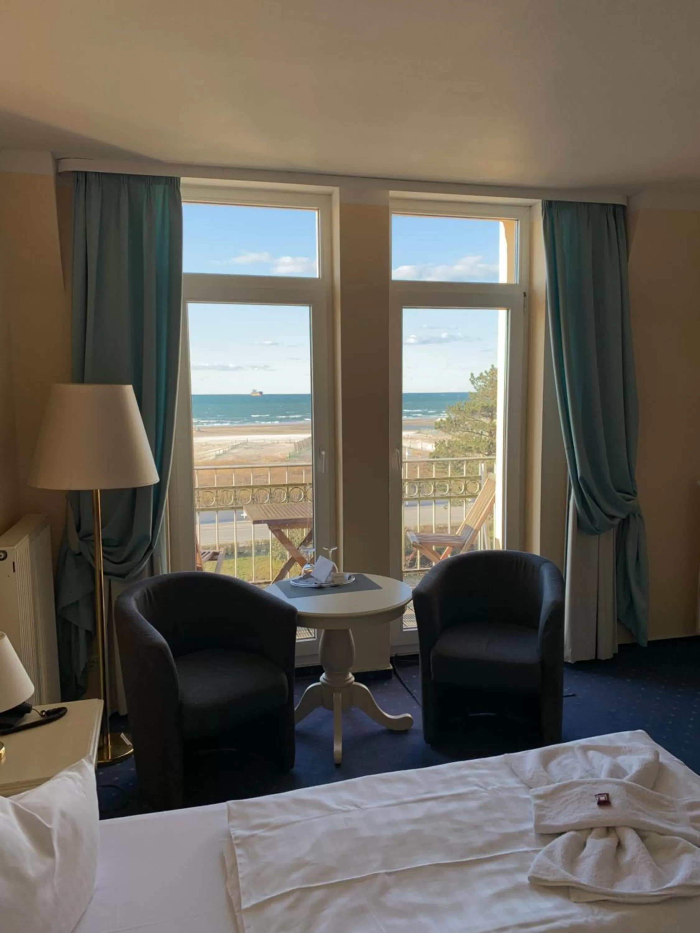 Lake view, Seating Area in Hotel Bellevue Warnemünde