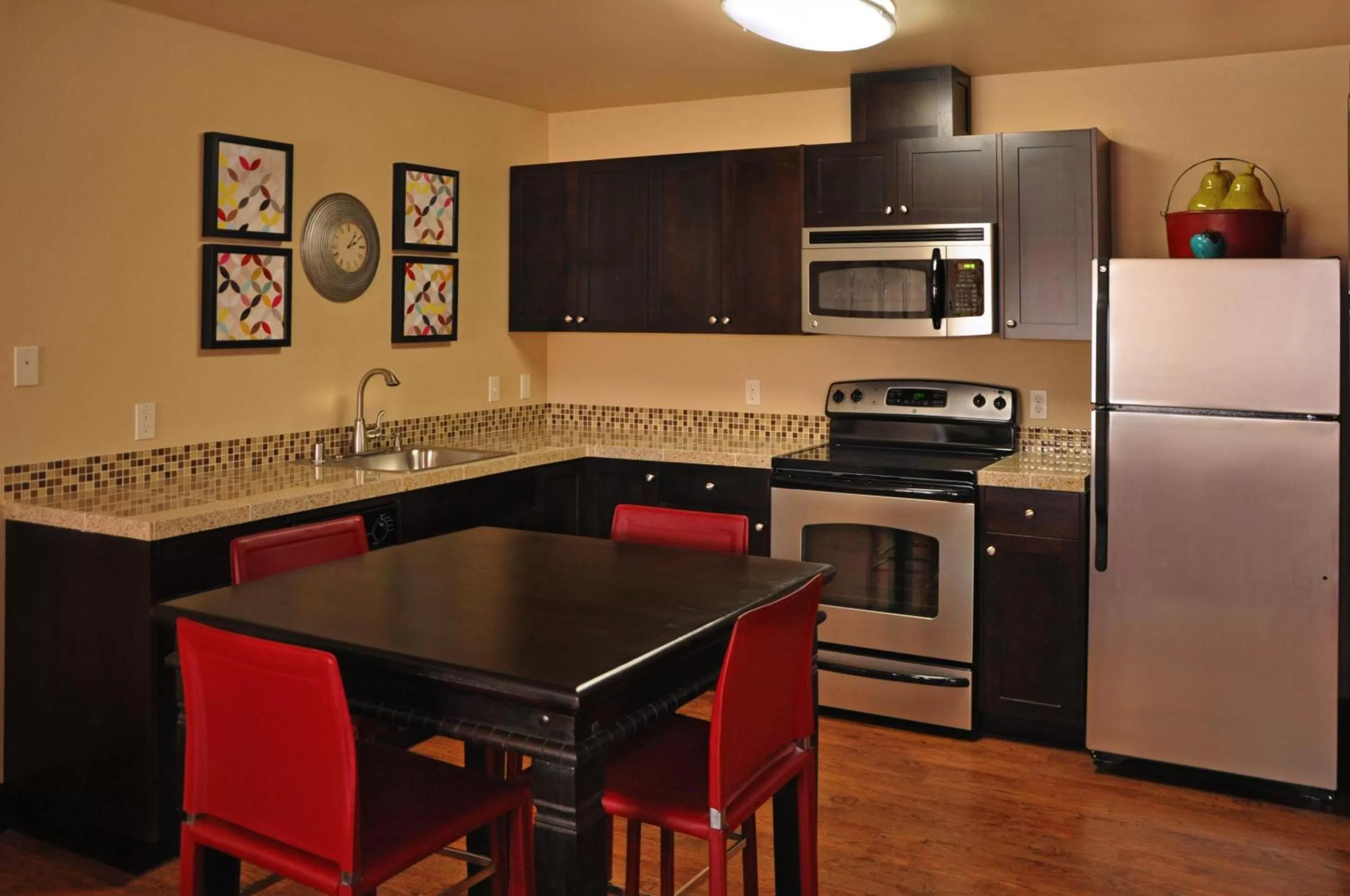 Kitchen or kitchenette in Oxford Suites Portland - Jantzen Beach