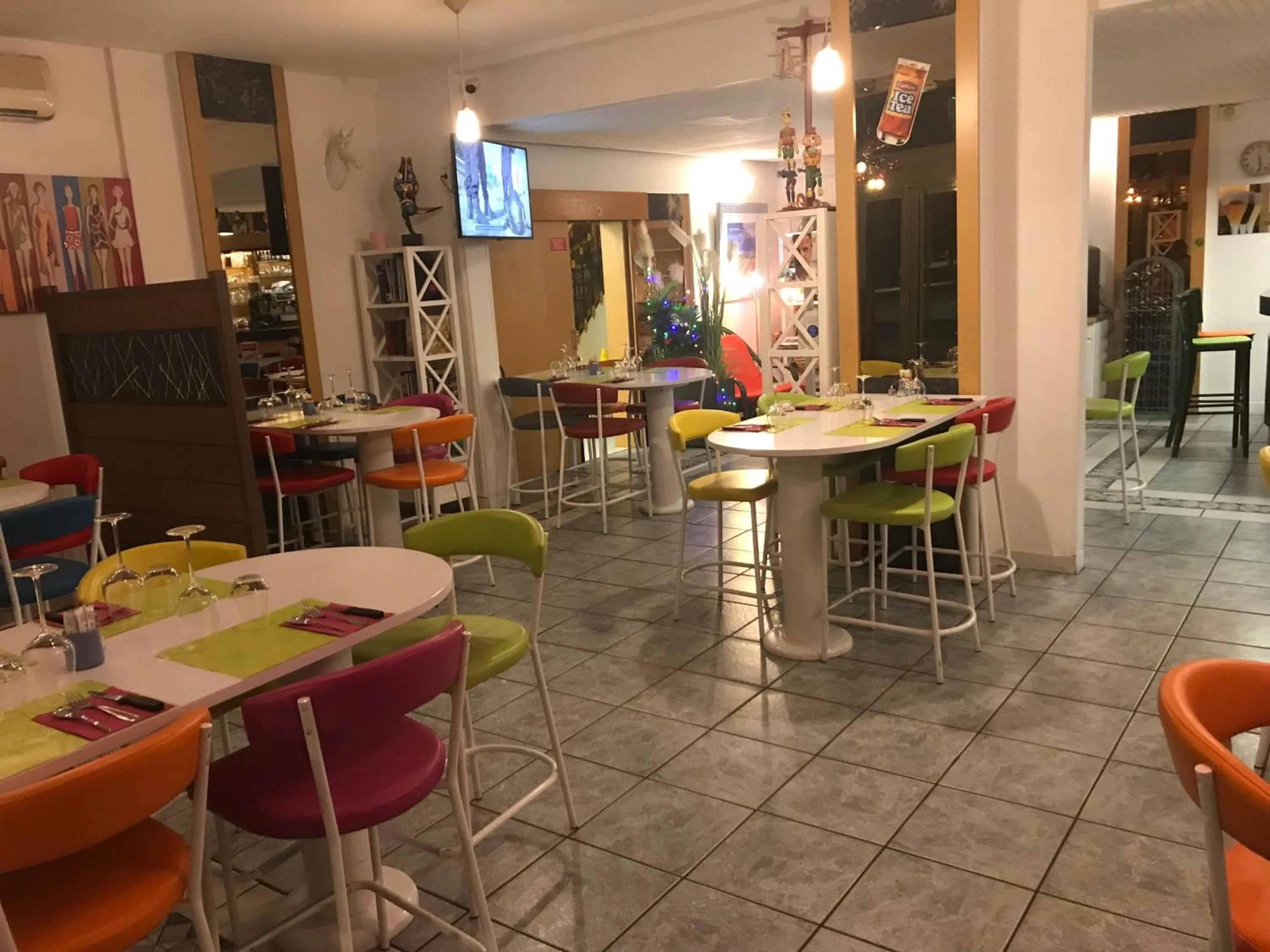 Restaurant/places to eat in Hotel Couleurs Sud Centre-ville Gare Charleville-Mézières