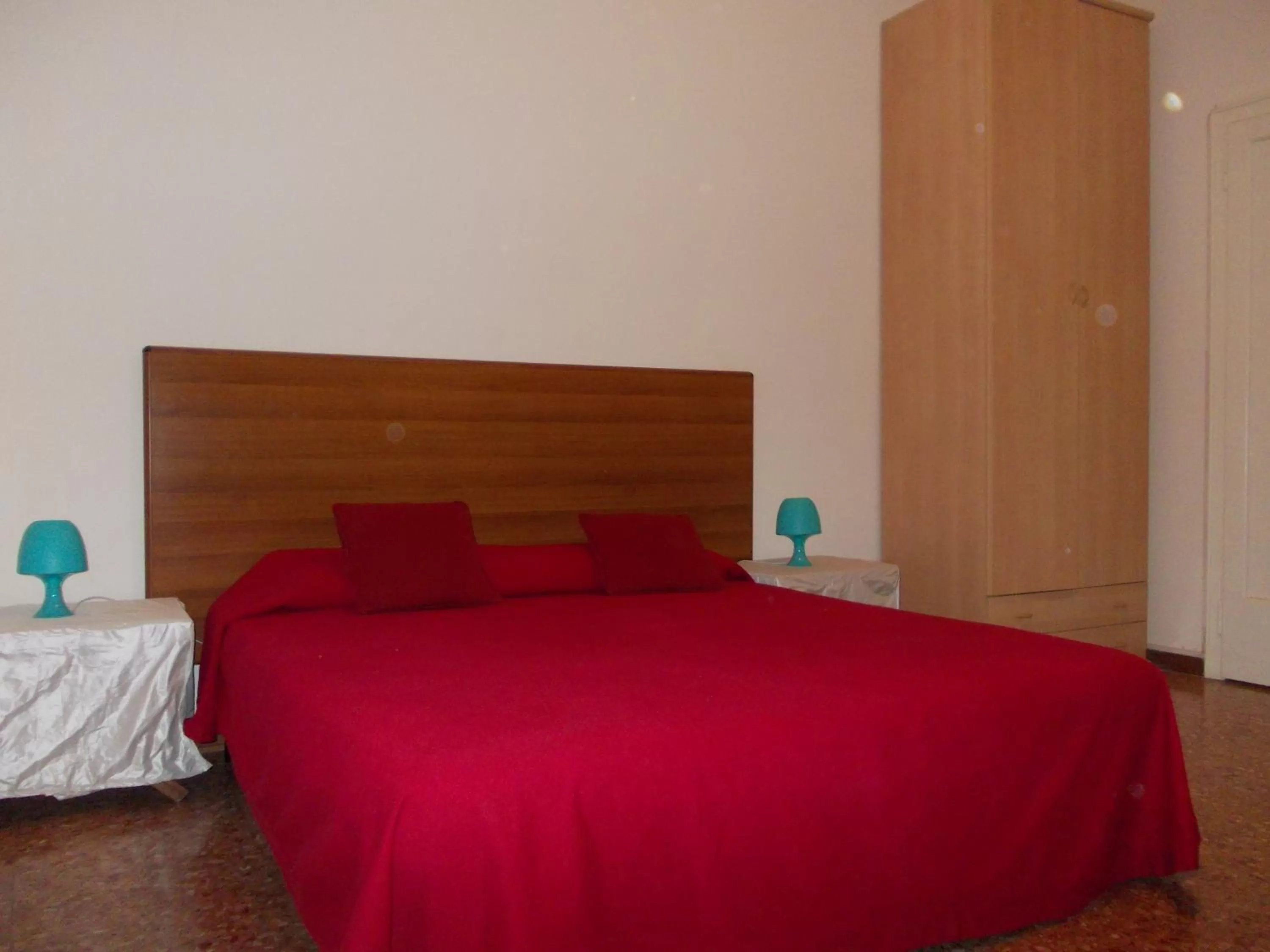 Photo of the whole room, Bed in Travellers Lodge Bed & Rooms