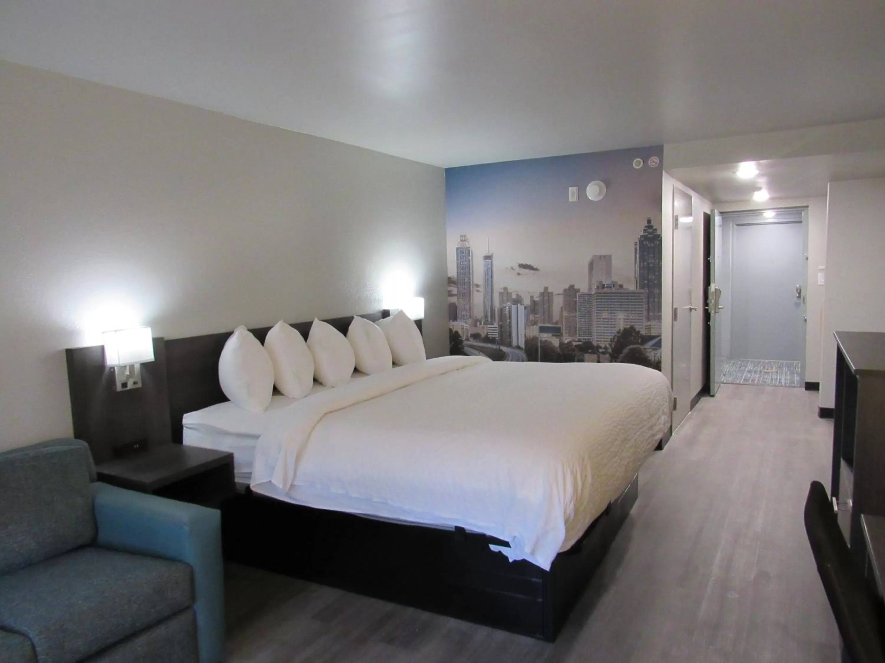 Photo of the whole room, Bed in Clarion Pointe McDonough