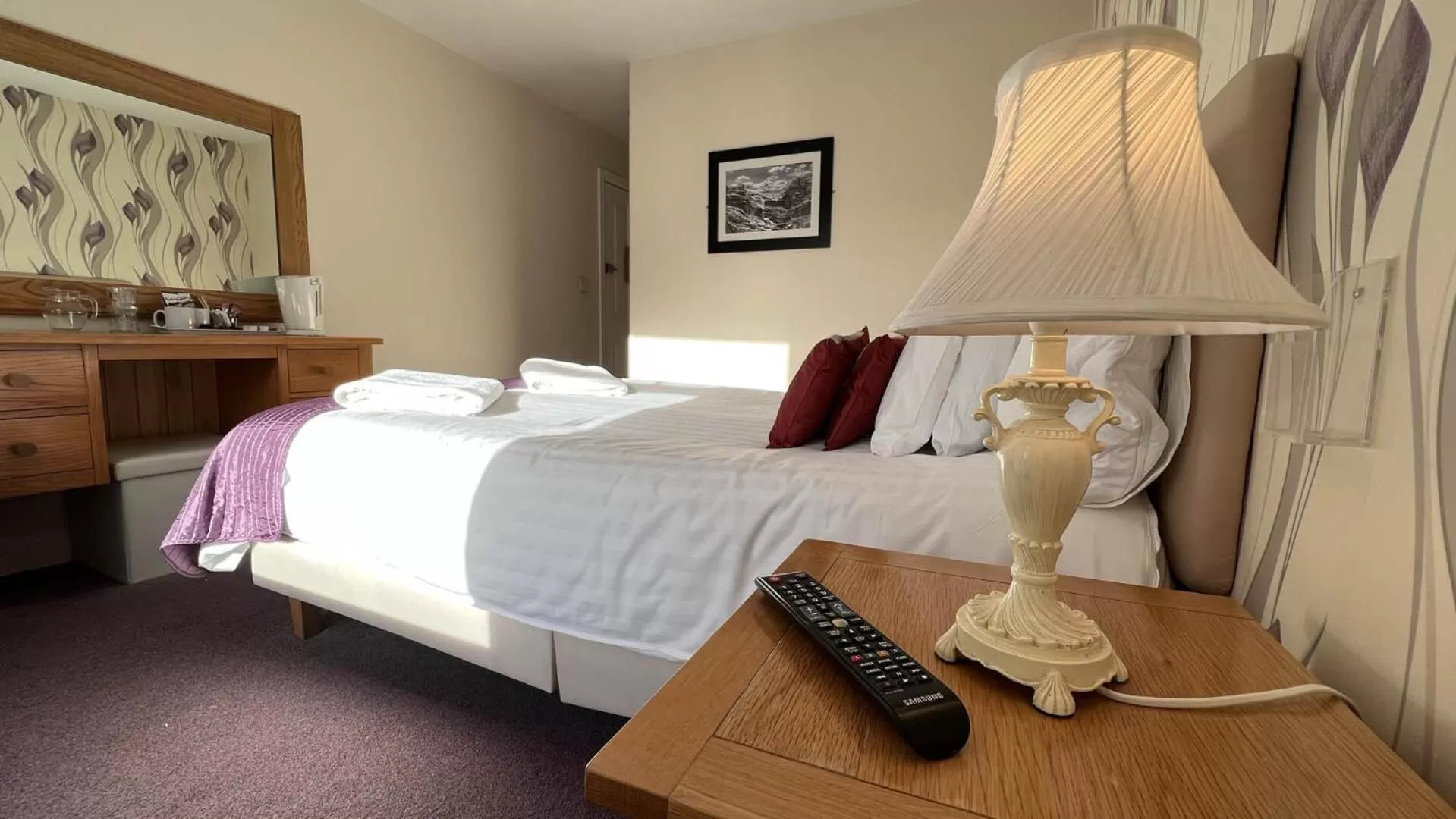 Bedroom, Bed in George Hotel