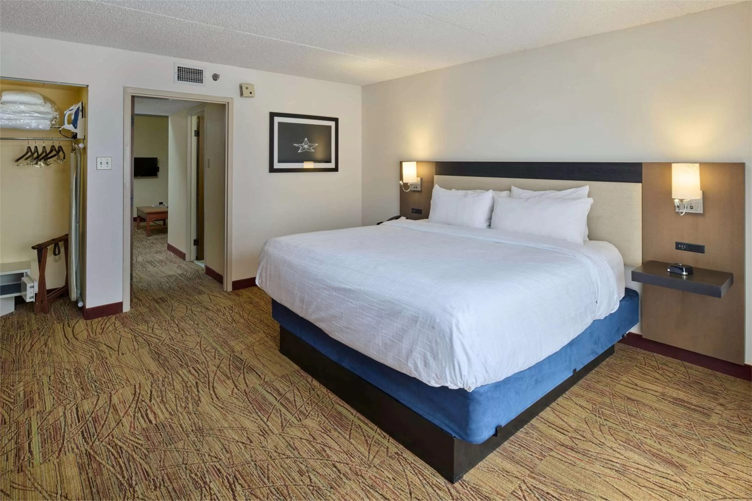 Photo of the whole room, Bed in Wyndham El Paso Airport and Water Park