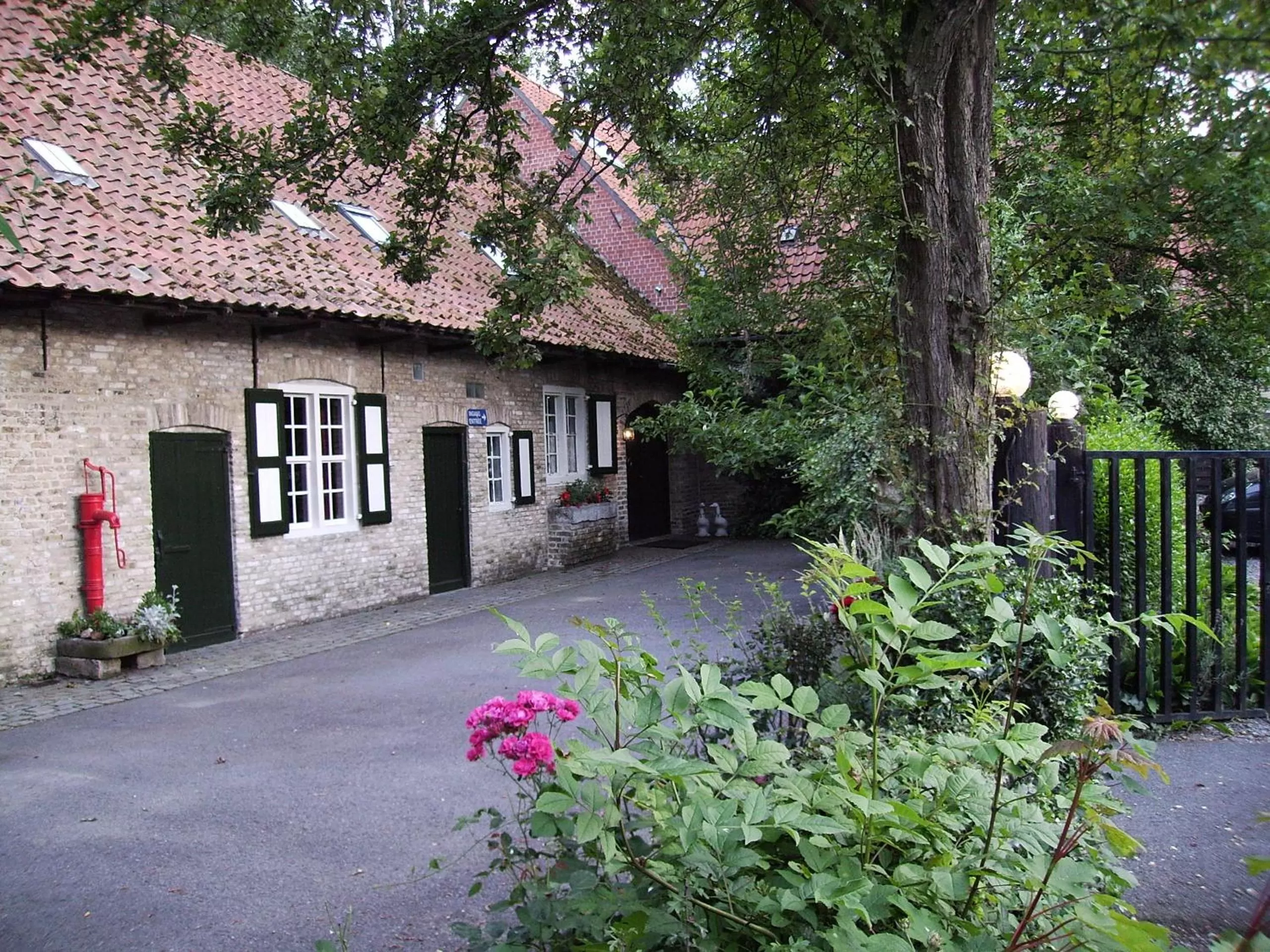 Facade/entrance, Property Building in Hotel Landhuis 't Wilgenerf