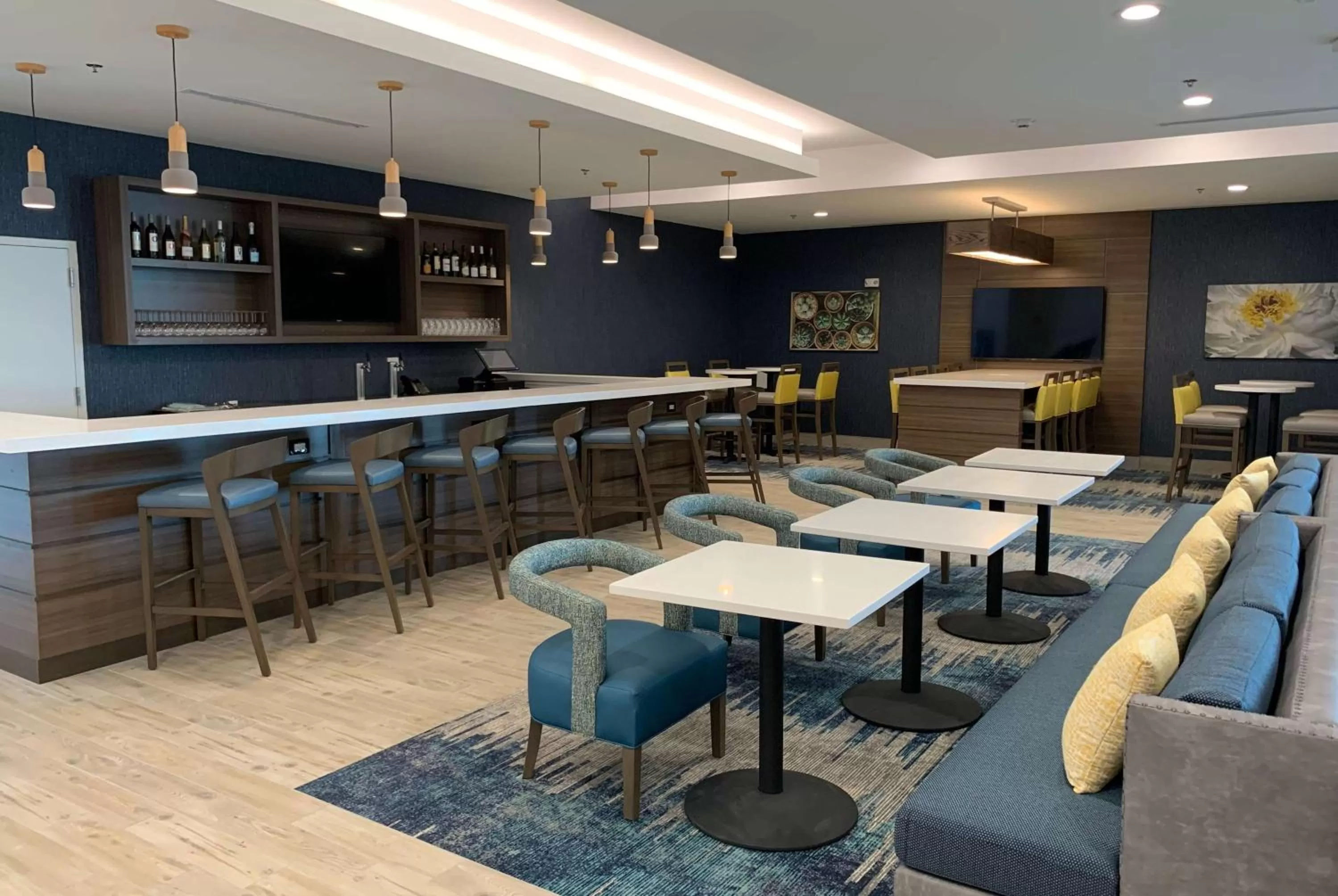 Lobby or reception in La Quinta Inn & Suites by Wyndham Round Rock near Kalahari