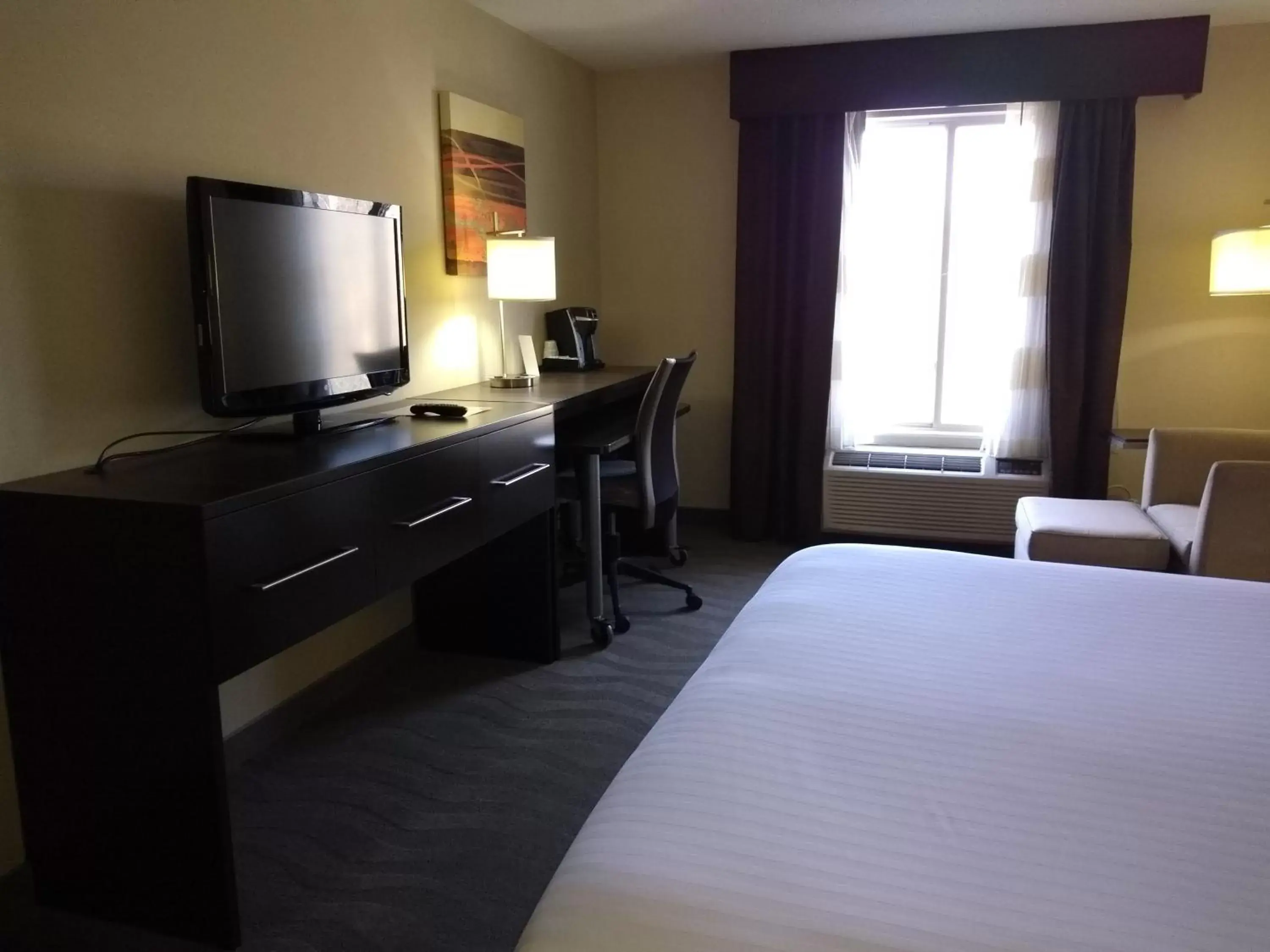 King Room in Holiday Inn Express Hotel & Suites Waterford, an IHG Hotel King Room in Holiday Inn Express Hotel & Suites Waterford, an IHG Hotel