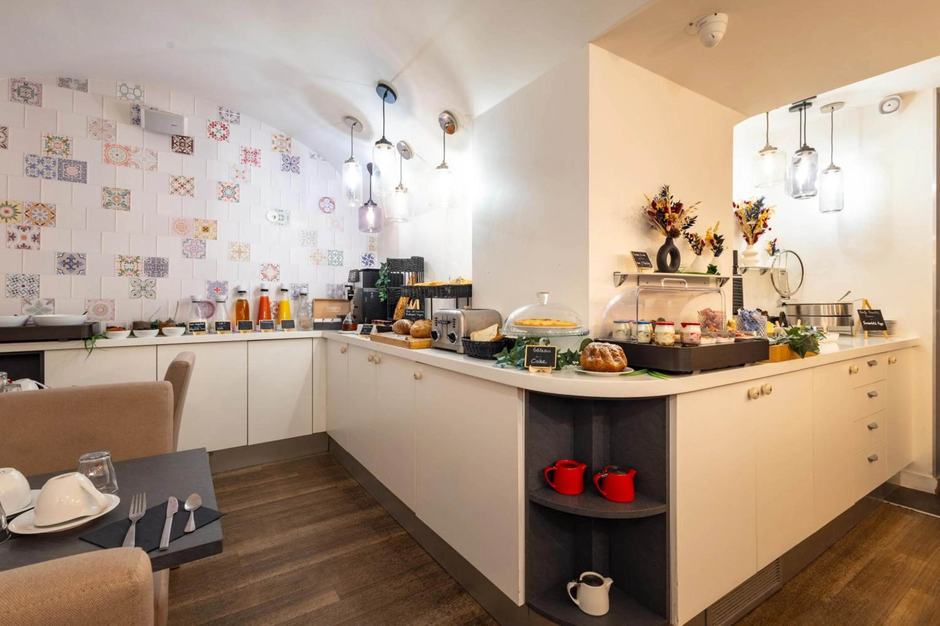 Buffet breakfast in Hôtel La Parizienne - Proche Montparnasse