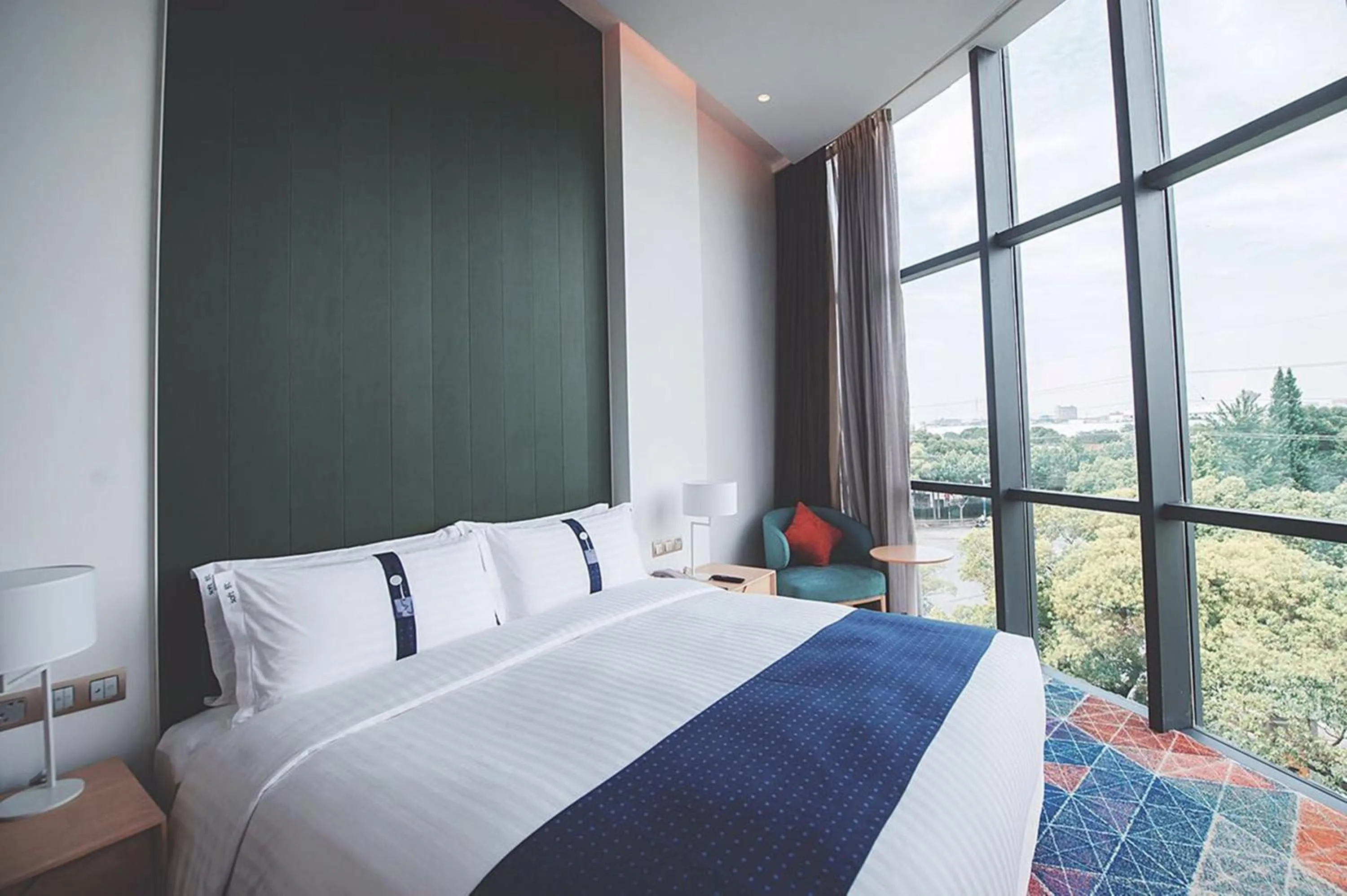 Photo of the whole room, Bed in Holiday Inn Express Shanghai Songjiang Fangta by IHG