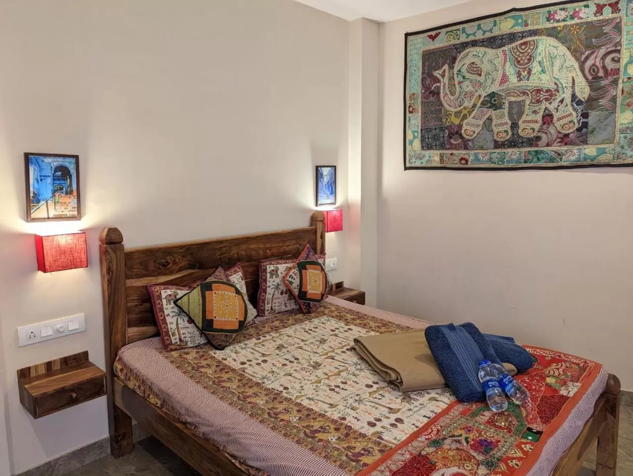 Bed in Corsican Haveli