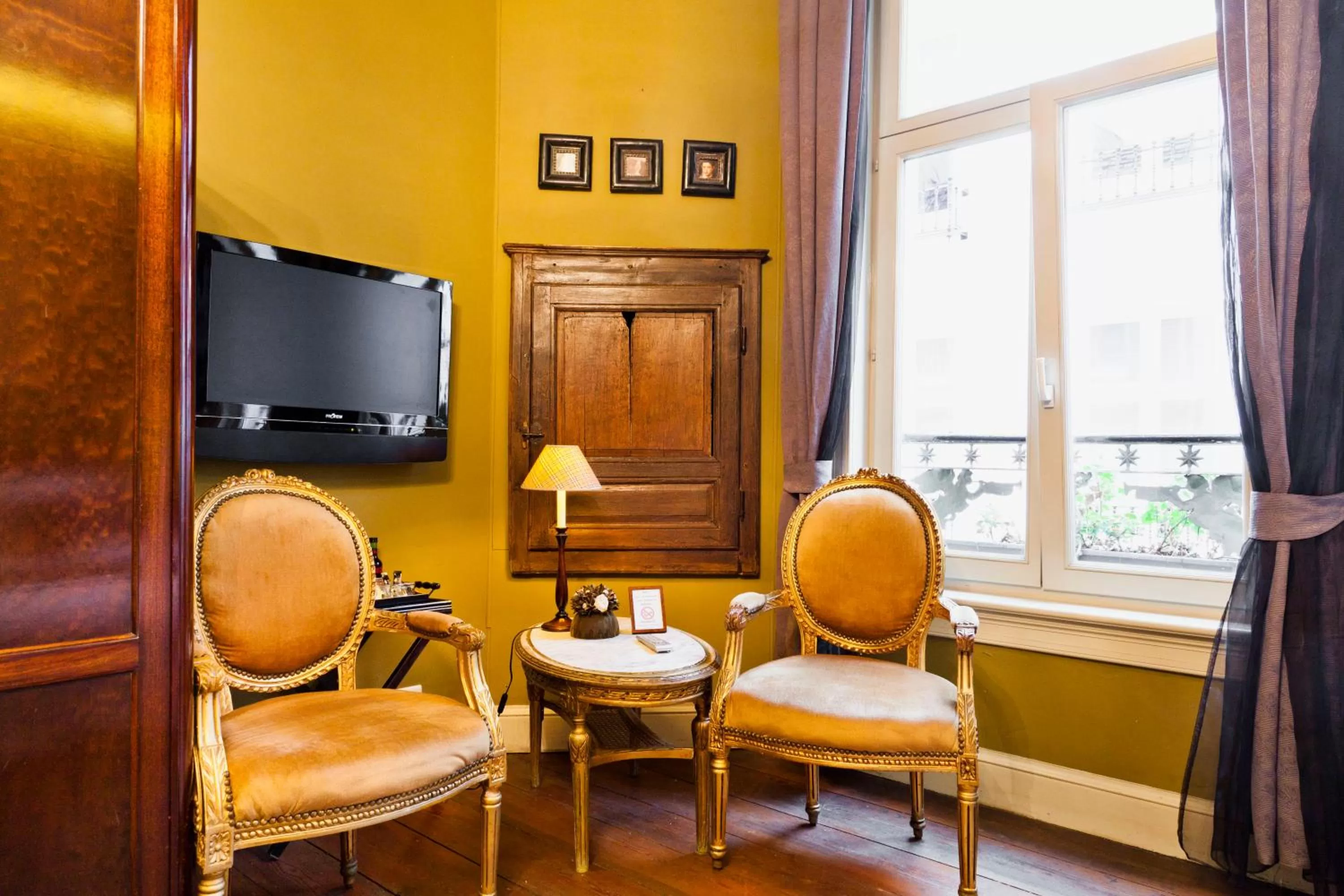 TV and multimedia in Hotel Diamonds and Pearls