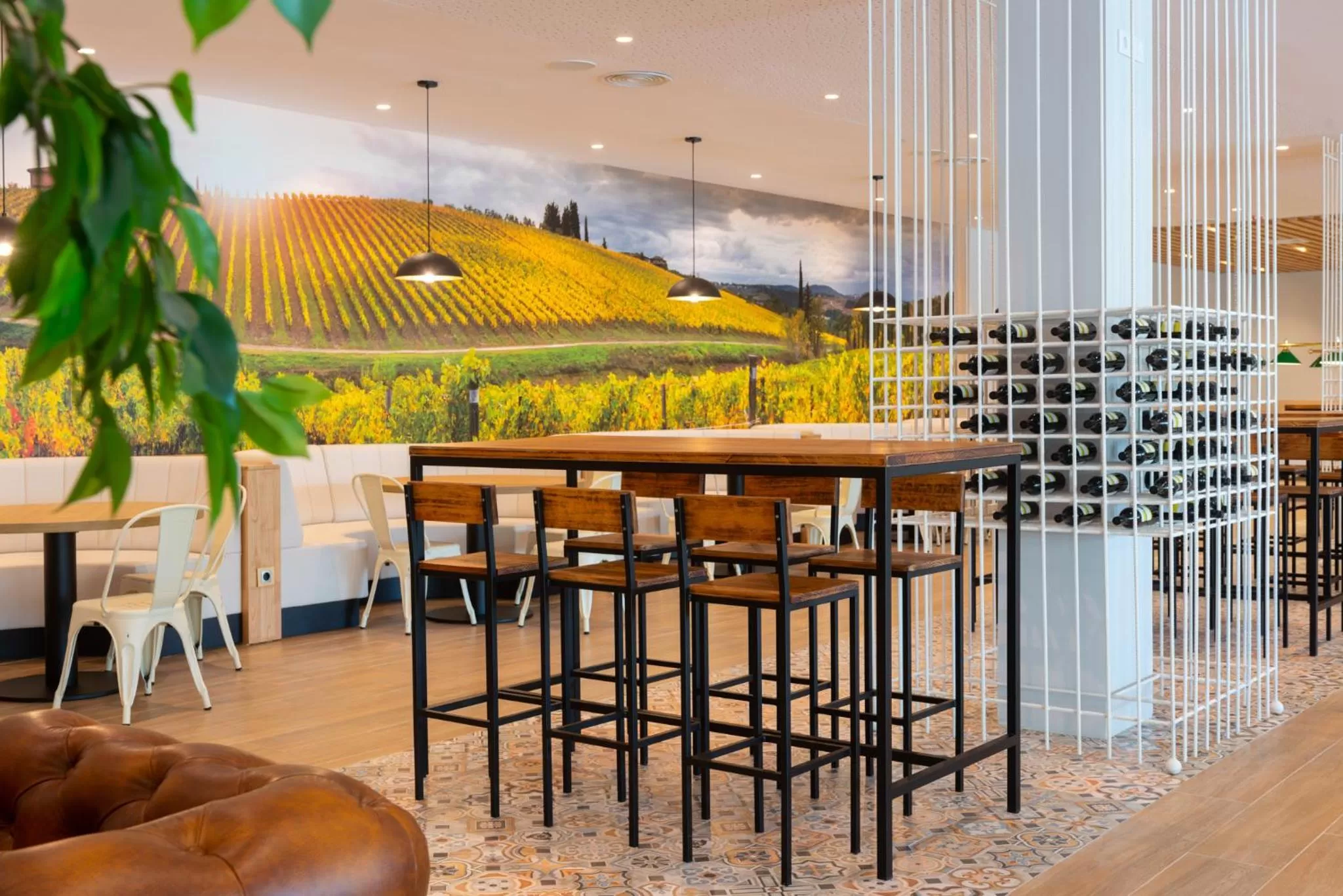 Lounge or bar in L'Azure Hotel 4* Sup