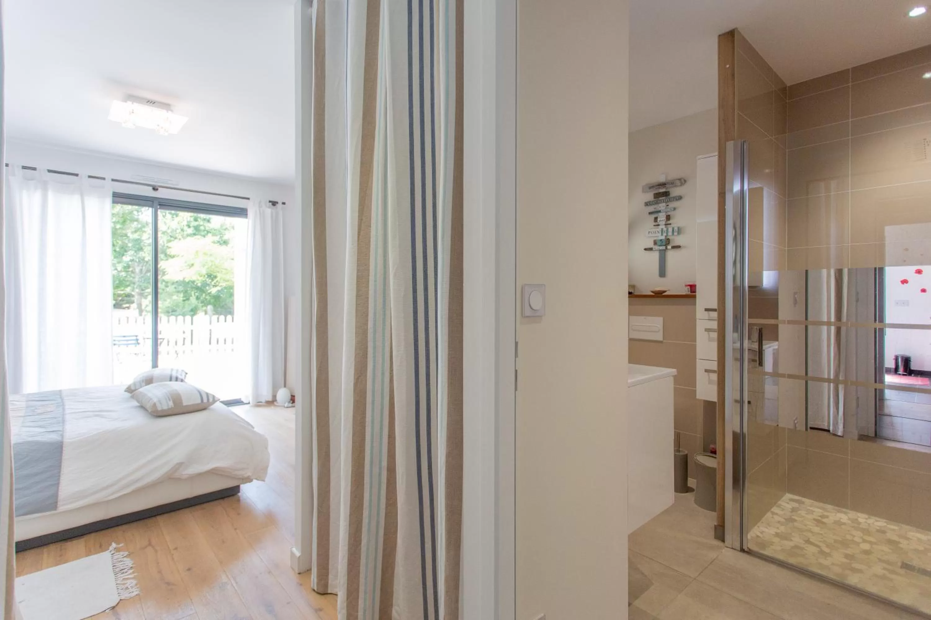 Bedroom, Bed in Dune et Coquelicot